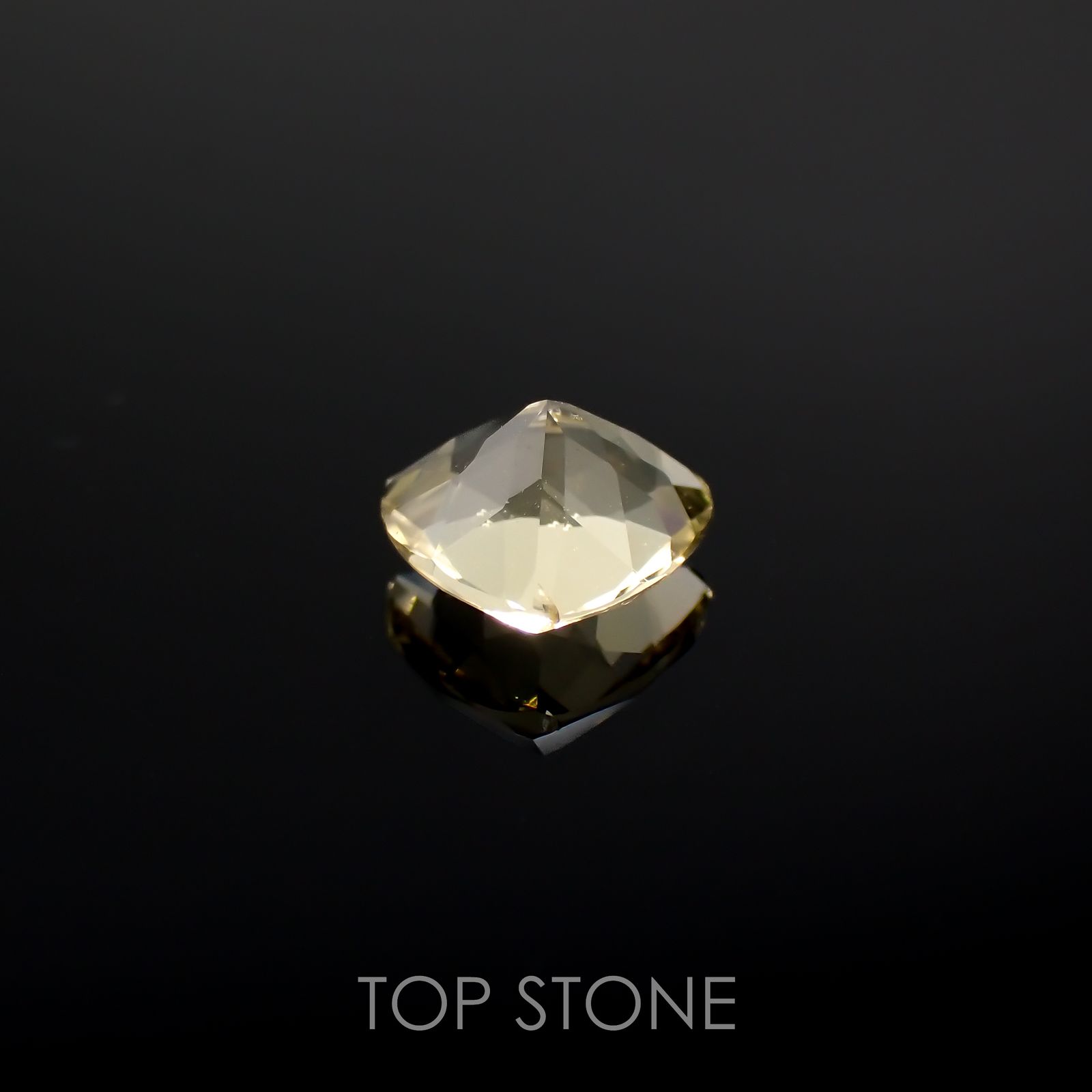 イエロースキャポライト(宝石名イエロー・スキャポライト)タンザニア産 0.67ct 識別済[220918029]5.8x6.1mm前後