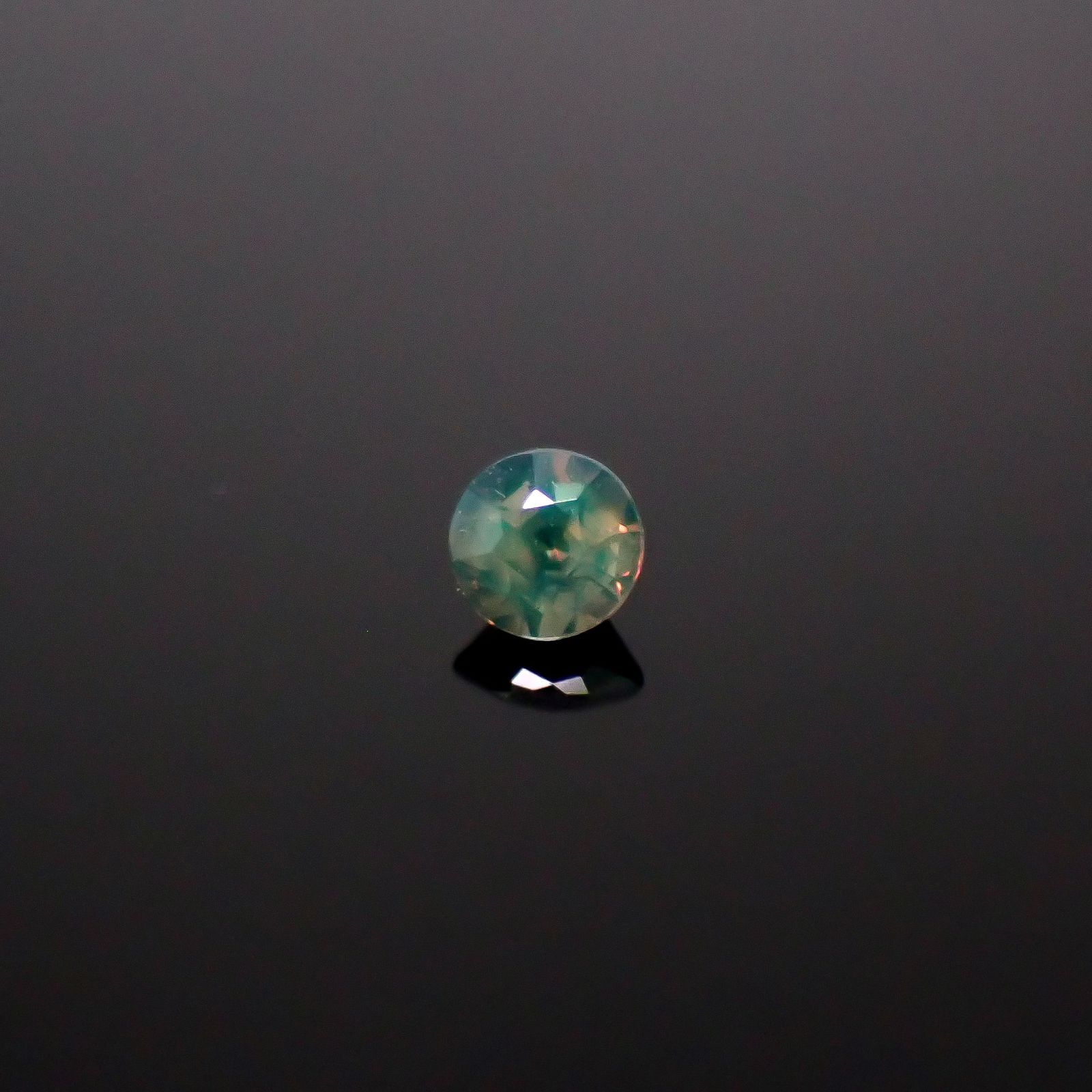 シルキーアレキサンドライト ブラジル・ミナスジェライス州ヘマチタ鉱山産 0.095ct / 2.6x2.6mm前後 [250931028]