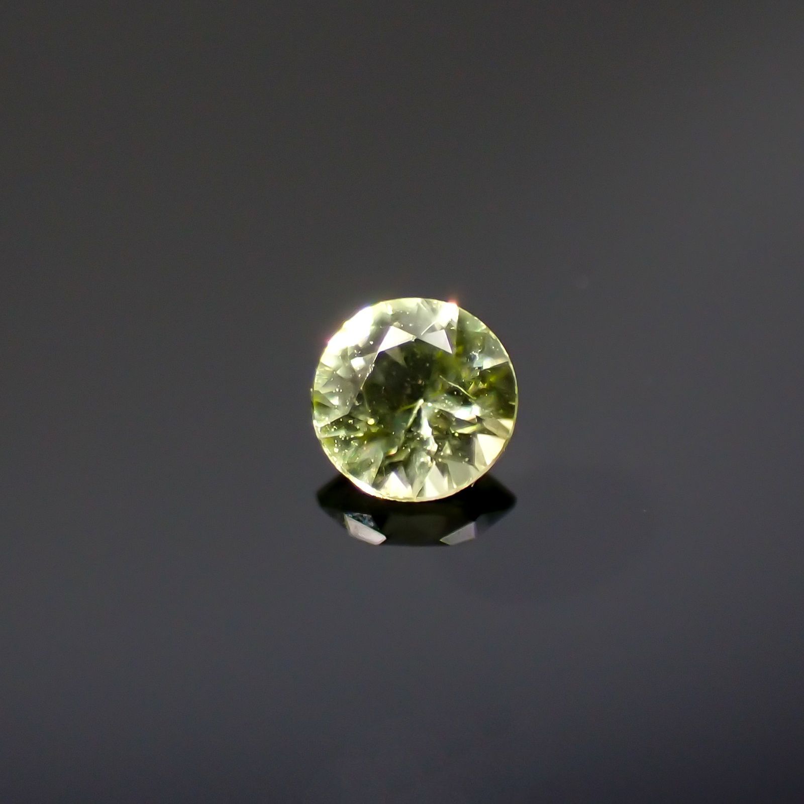 パラサイティックペリドット(宝石名ペリドット)採取地：ロシア 0.059ct 識別済[220616236]2.4x2.4mm前後