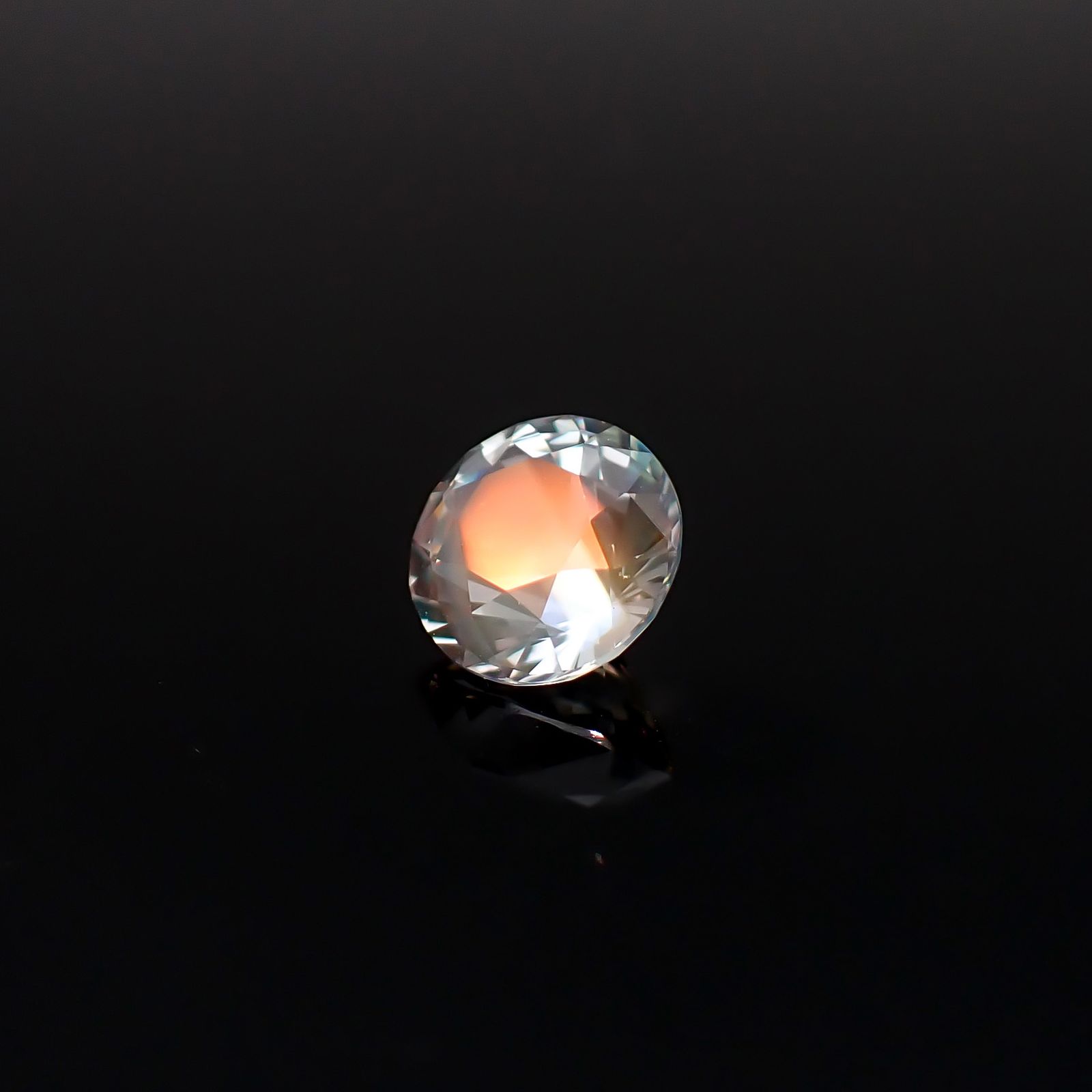 レインボームーンストーン マダガスカル産 1.22ct / 7.1x7.1mm前後 [260632382]