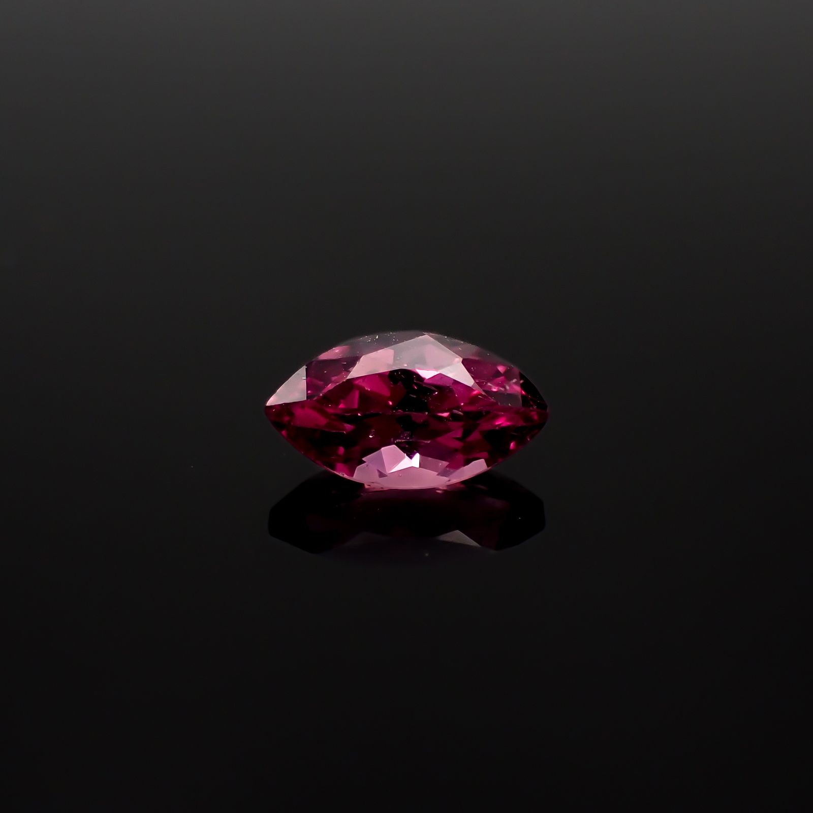 カラーシフト マラヤガーネット(宝石名ガーネット) タンザニア産 1.31ct 識別済[210711875]8.9×4.9mm前後