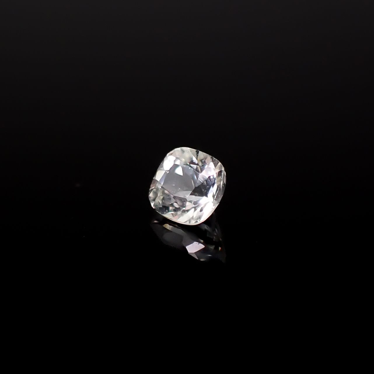 アクロアイト ナイジェリア産 0.26ct / 3.9x3.5mm前後 [251231358]