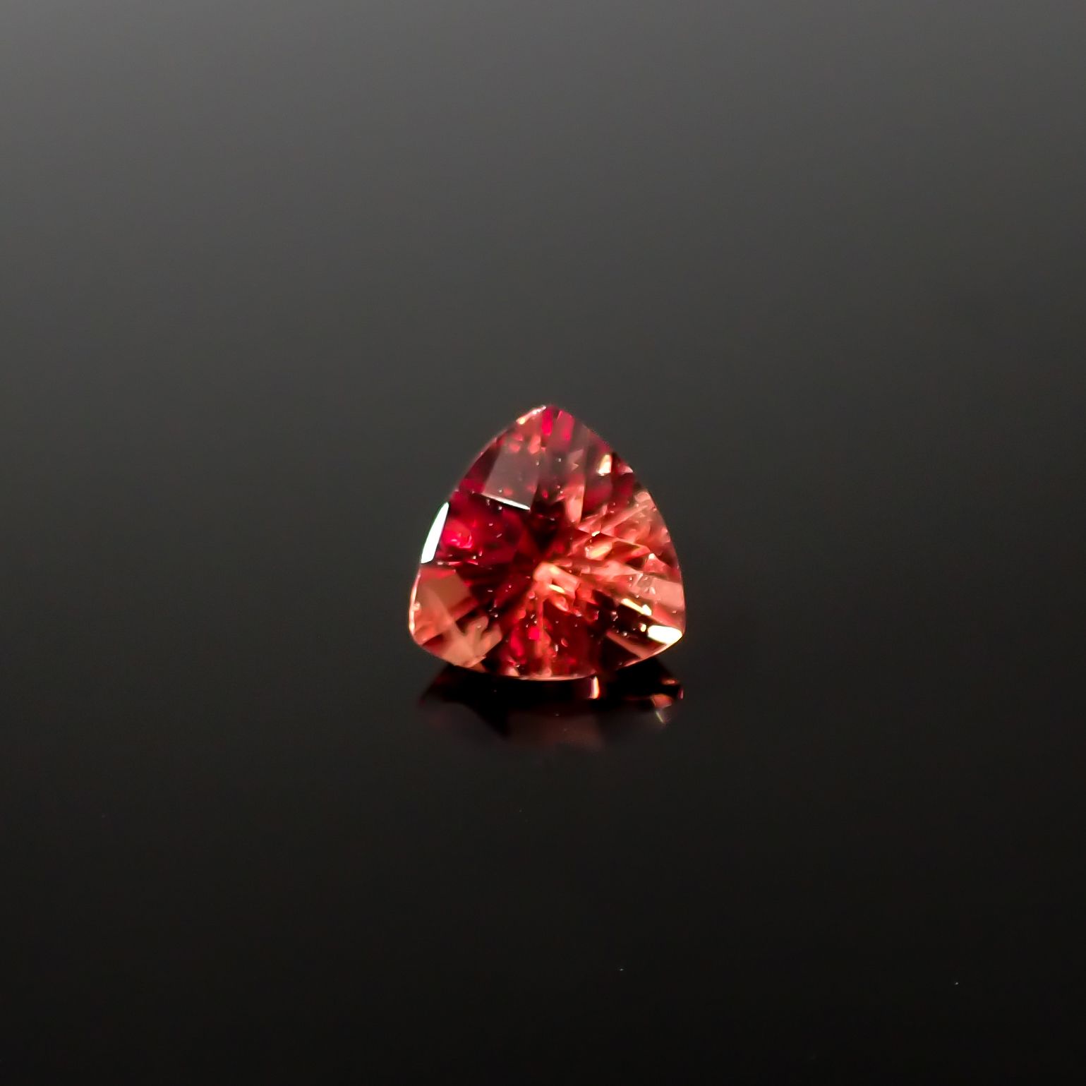 ◇チェッカーカット◇アンデシン(宝石名アンデシン/ラブラドライト)チベット産 0.68ct 識別済[240225971]6.1x6.1mm前後
