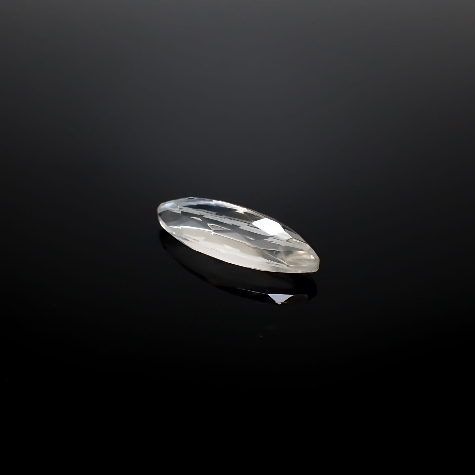 マラウイムーンストーン マラウイ共和国産 5.35ct / 20.5x7.5mm前後 [260331822]