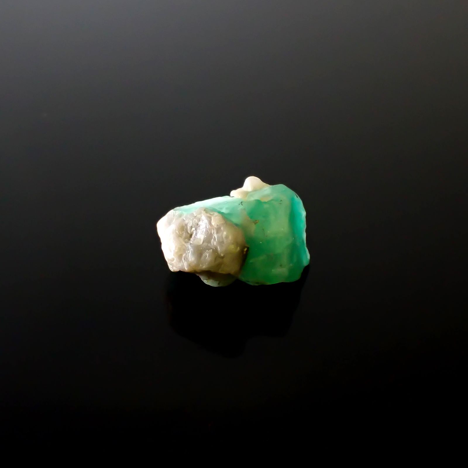 エメラルド原石 コロンビア産 21.95ct [250430182]20.2x14.6mm前後