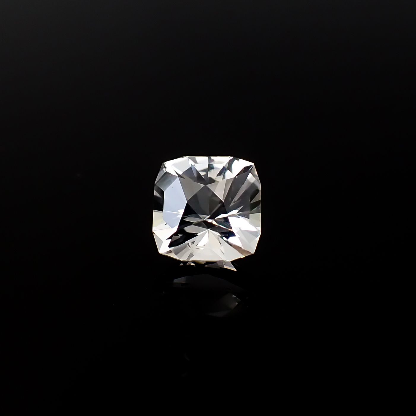 ◇カスタムカット◇日本水晶 宮崎県上八重産 2.34ct / 8.1x8mm前後 [260632422]