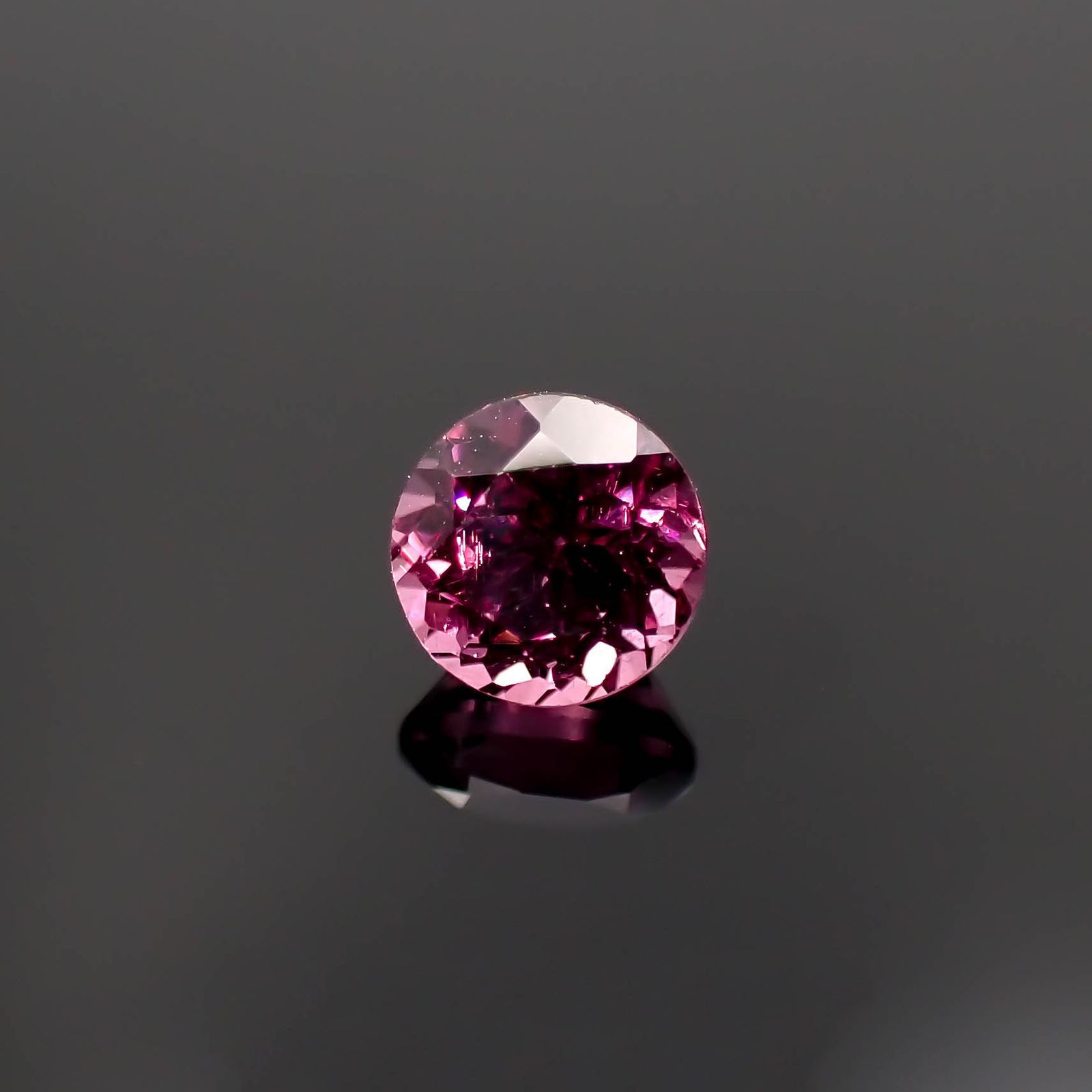 カラーシフトマラヤガーネット(宝石名ガーネット)タンザニア産 0.85ct 識別済[230120272]5.2x5.1mm前後
