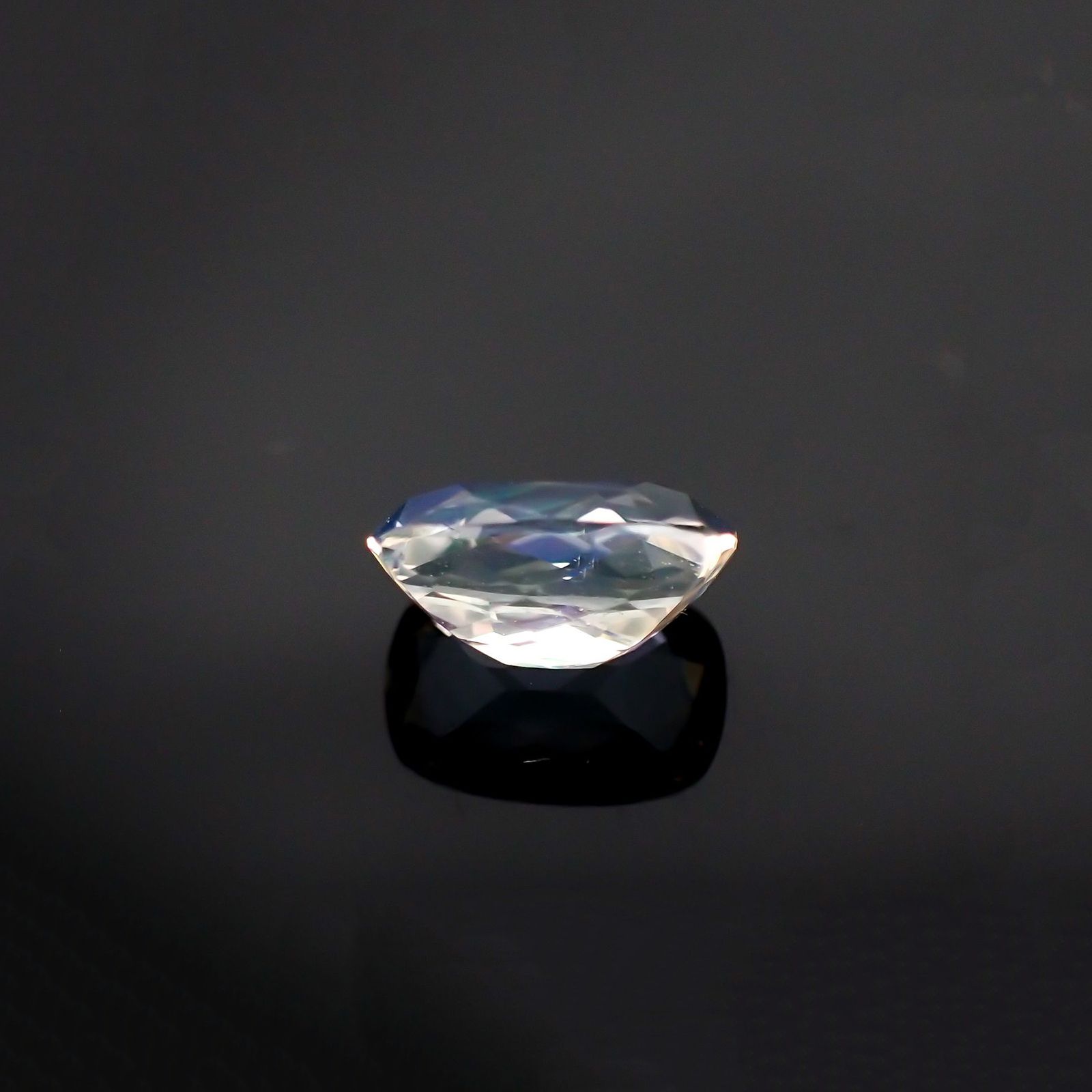 レインボームーンストーン(宝石名ラブラドライト) マダガスカル産 1.131ct ソ付(彩珠)[210611249]7.9×5.4mm前後