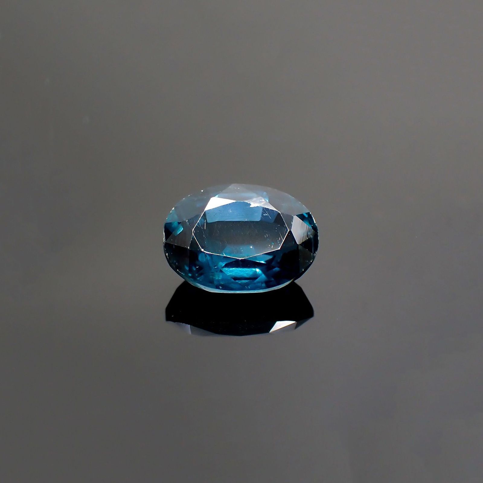 オーシャンブルーカイヤナイト(宝石名カイヤナイト) ネパール産 識別済 2.47ct / 8.8x6.7mm前後 [260610516]