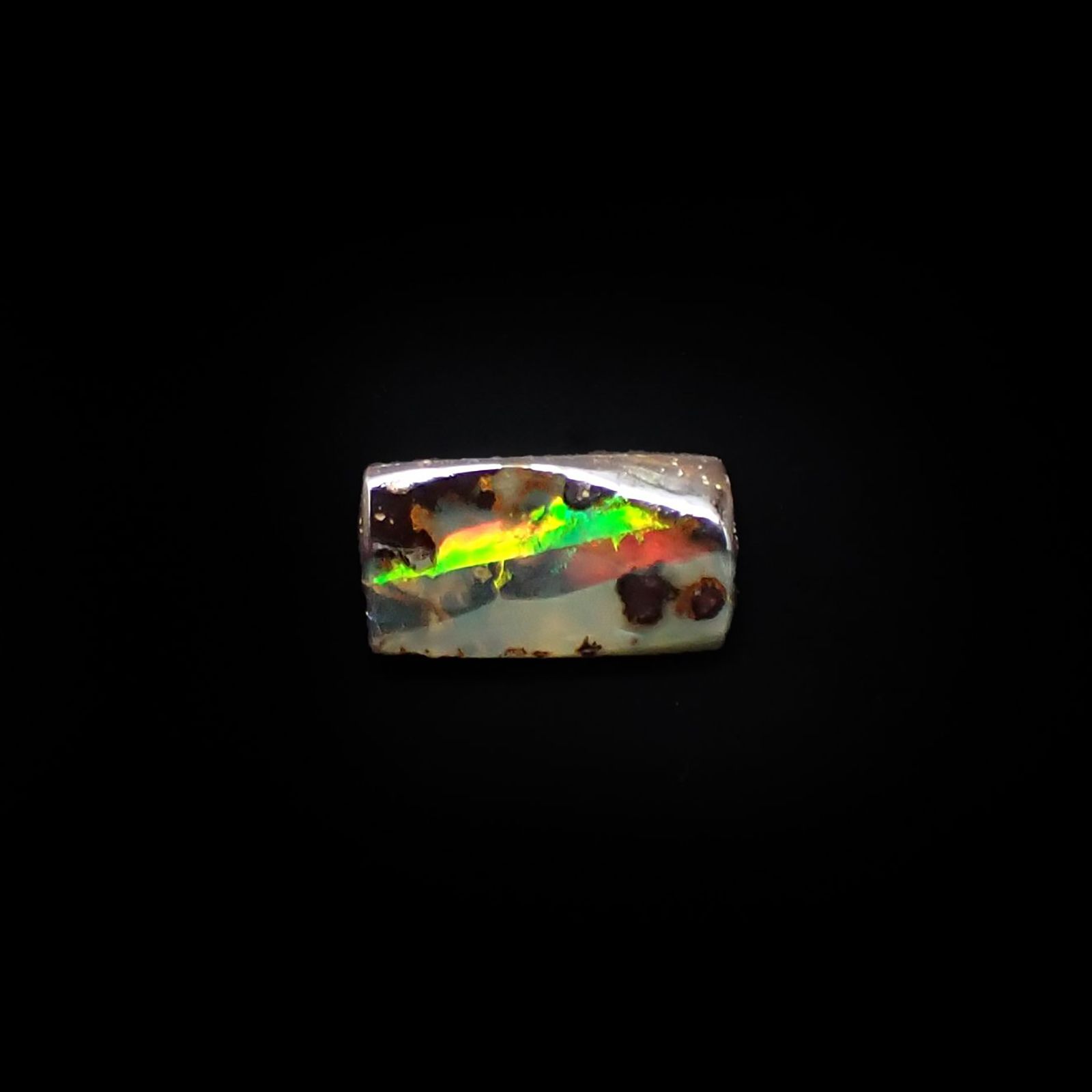 ボルダーオパール 原石磨き(宝石名ボルダー・オパール) オーストラリア産 2.449ct ソ付(彩珠)[210611311]11.6×6.2mm前後