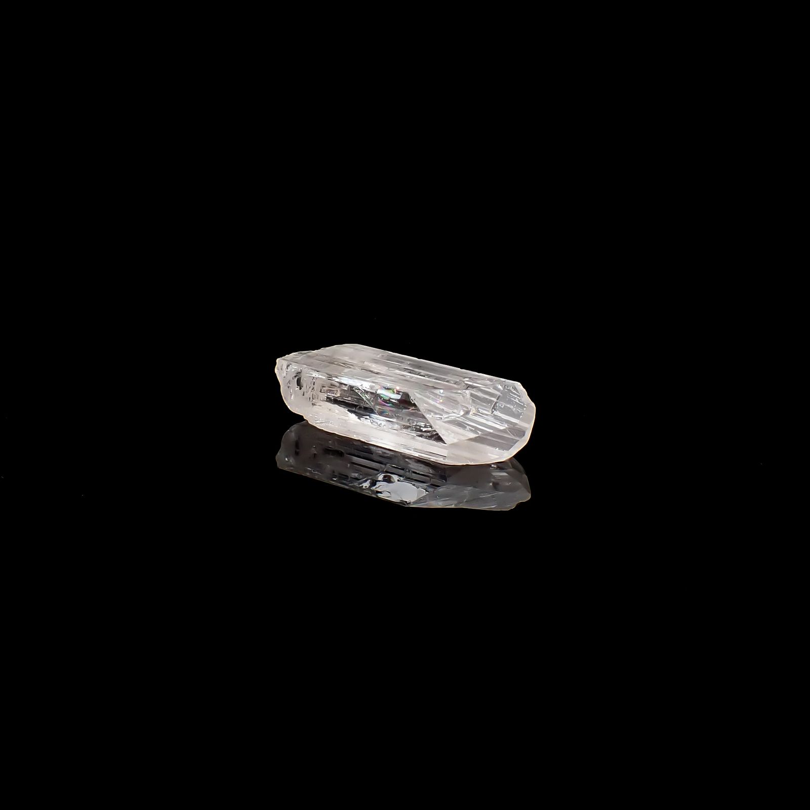ダンビュライト原石 メキシコ産 12.27ct / 25.5x6.9mm前後 [260532164]