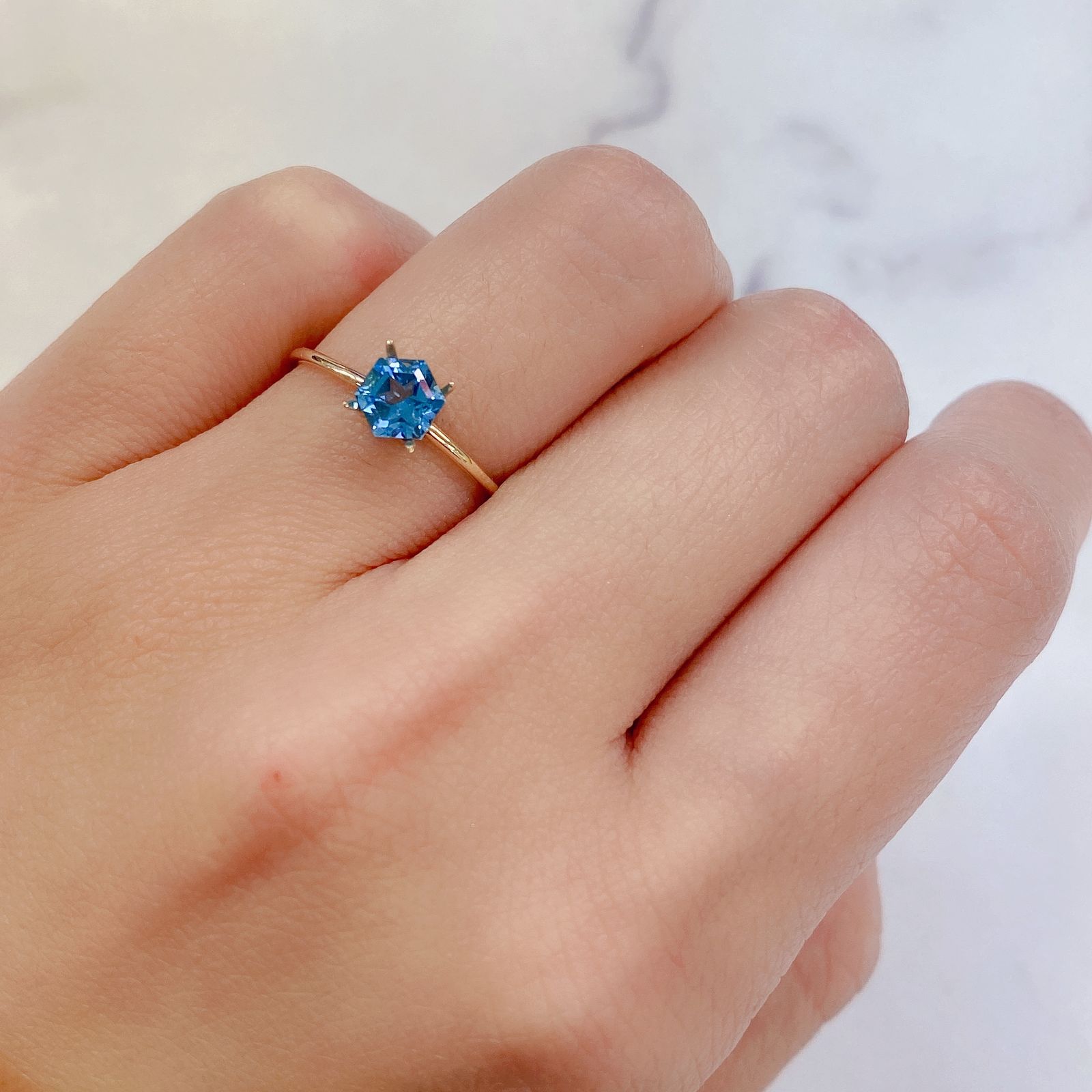 <ランダムセレクト1個販売> ◇ヘキサゴンカット◇スイスブルートパーズSA(宝石名ブルー・トパーズ) ブラジル産 0.60ct前後 識別済[210310168]5.1×5.1mm前後