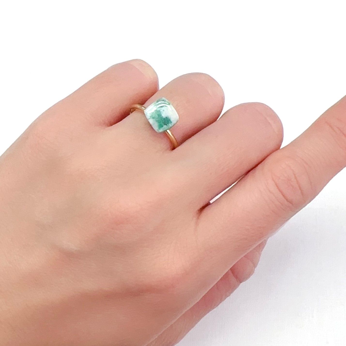 マトリックスエメラルド(エメラルドインクォーツ/フェルドスパー) ブラジル産 2.41ct[240326493]8.4x7.9mm前後