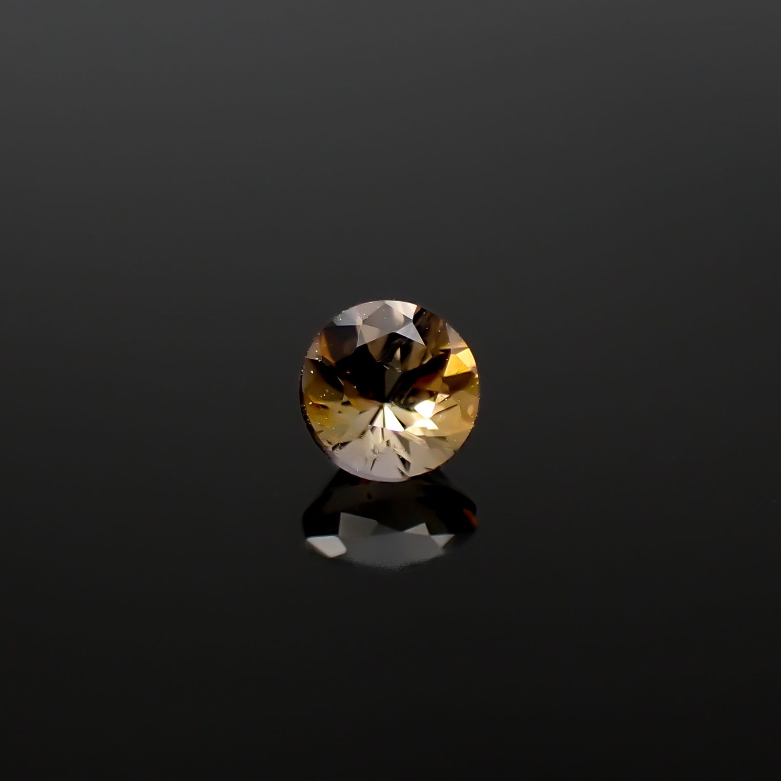 ゴールデンアイオライト(宝石名コーディエライト)マダガスカル産 識別済 0.15ct / 3.5x3.4mm前後 [260532193]