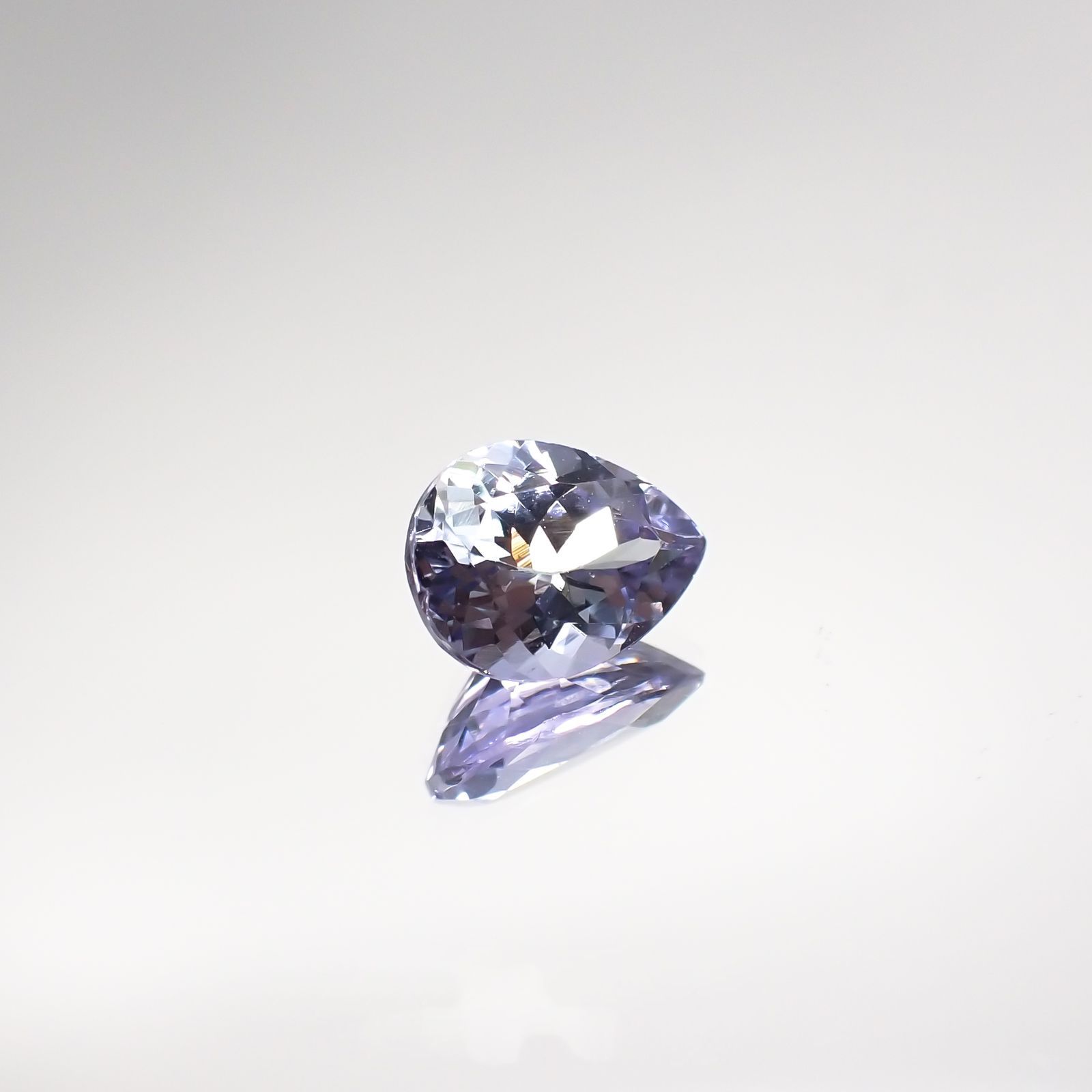 バイカラータンザナイト(宝石名タンザナイト) タンザニア産 1.227ct ソ付(彩珠)[210711820]7.9×5.9mm前後