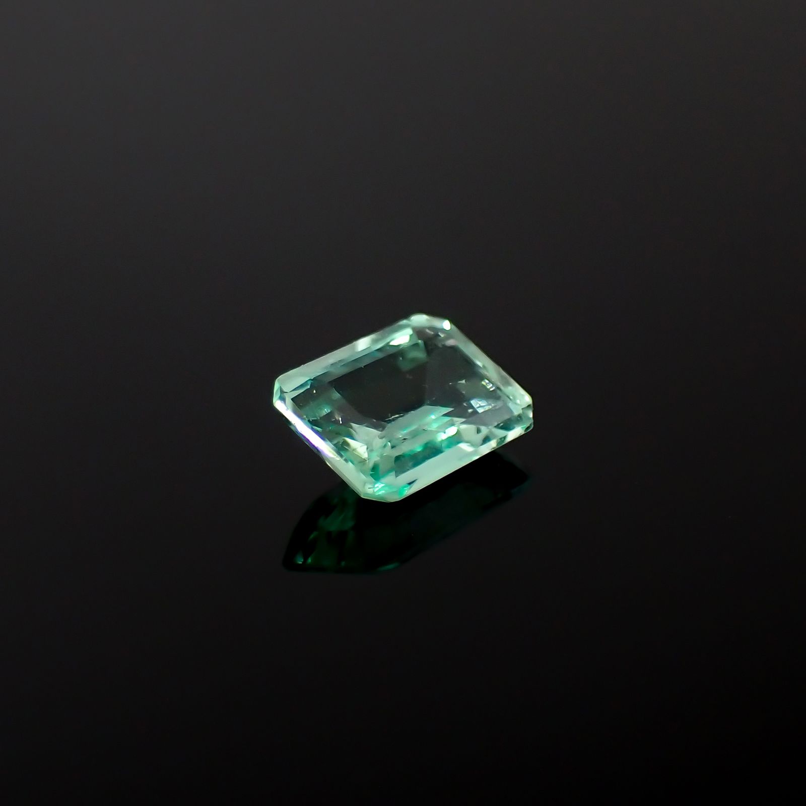 パステルカラーエメラルド コロンビア産 0.41ct[240225959]5.7x4.1mm前後