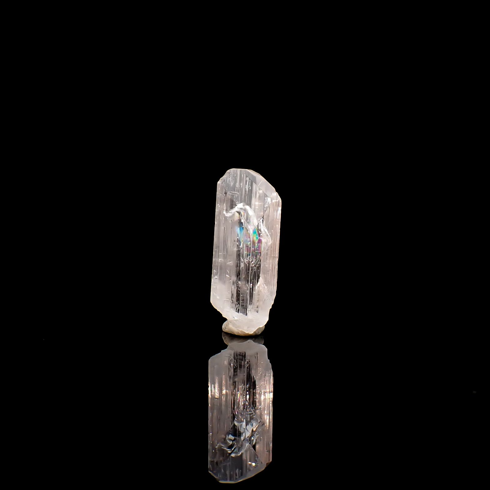 ダンビュライト原石 メキシコ産 12.27ct / 25.5x6.9mm前後 [260532164]