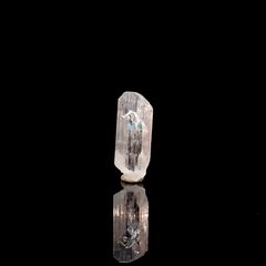 ダンビュライト原石 メキシコ産 12.27ct / 25.5x6.9mm前後 [260532164]