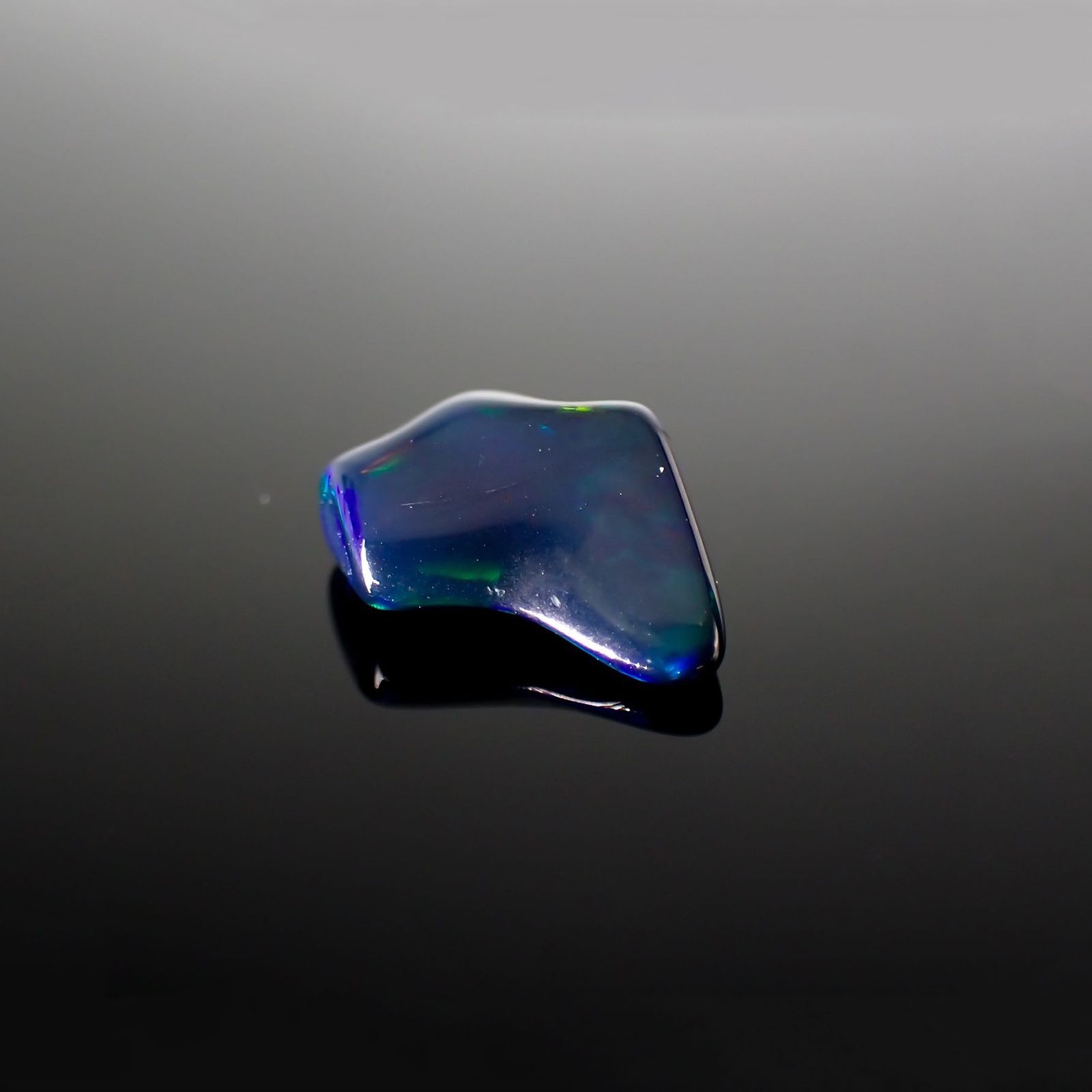 ◇バロック型◇ブラックオパール(宝石名オパール/加熱処理) エチオピア産 識別済 1.55ct / 12.1x8mm前後 [211013514]