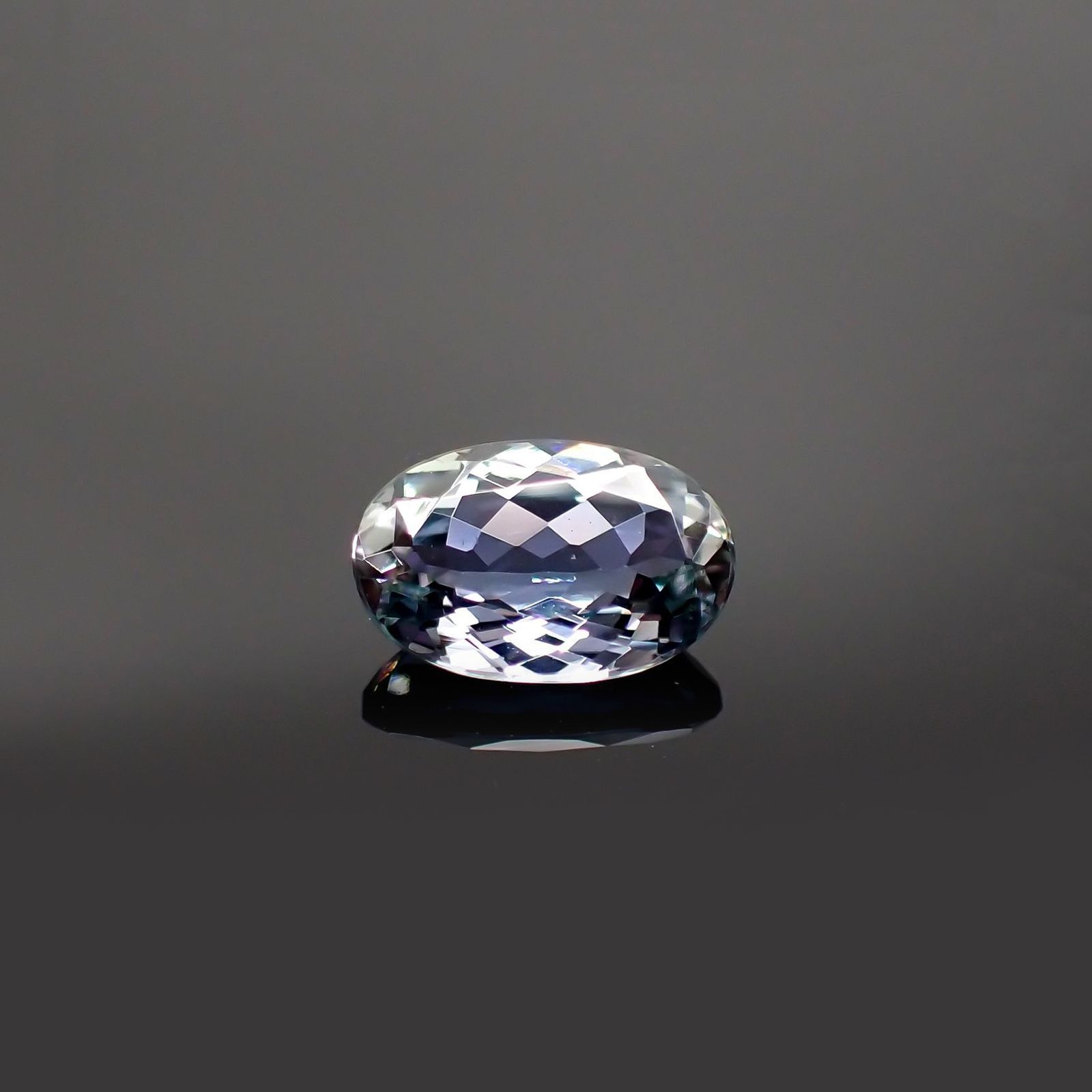バイカラータンザナイト(宝石名タンザナイト) タンザニア産 ソ付(彩珠) 1.467ct / 8.9x5.8mm前後 [210711821]