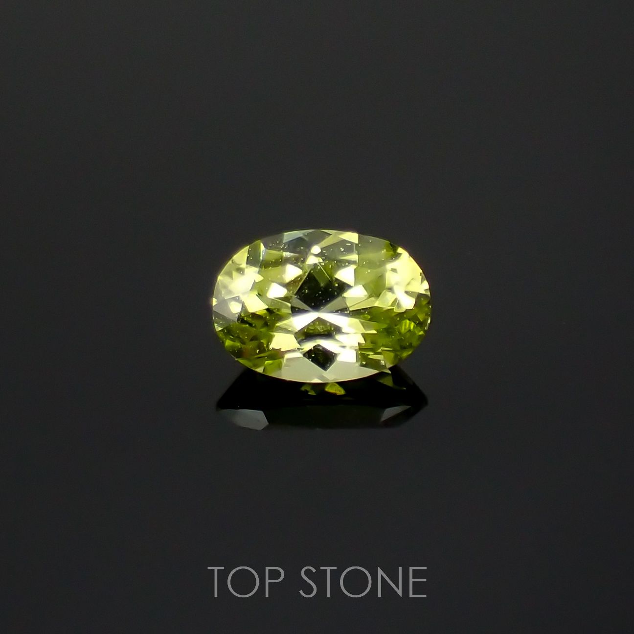 パラサイティックペリドット(宝石名ペリドット)採取地：ロシア 0.23ct 識別済[220616240]4.6x3.2mm前後