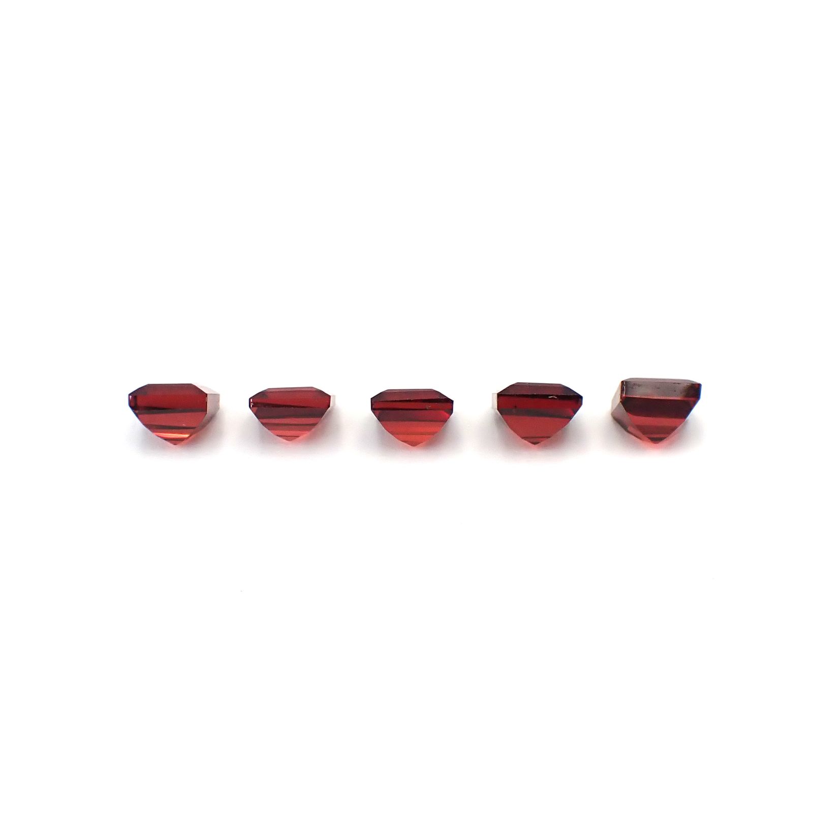 ◇ランダムセレクト◇パイロープアルマンディンガーネット モザンビーク産 約0.52ct / 4.1x4.1mm前後 [260532216-PAC]