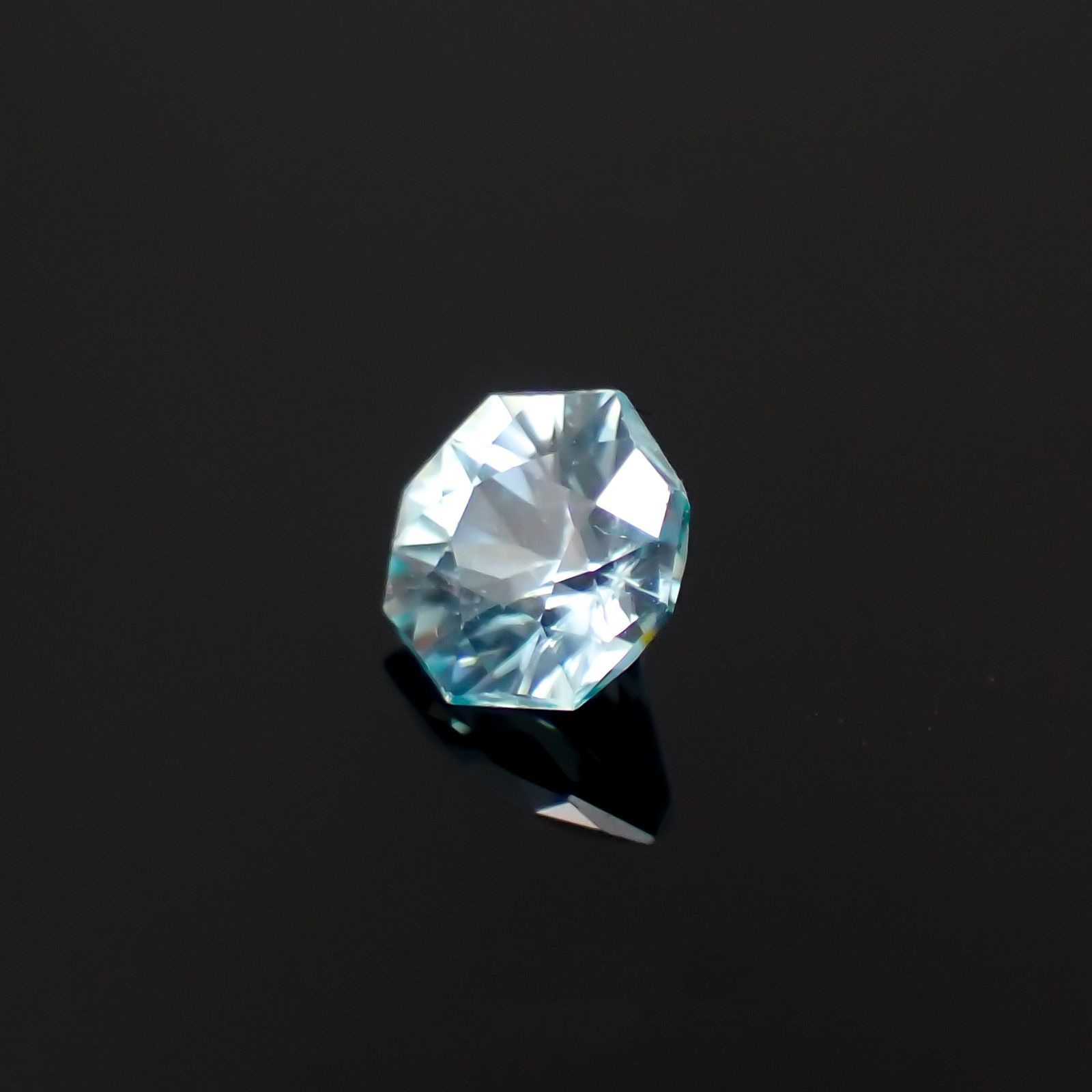 ◇オクタゴンカット◇アイスブルージルコン(宝石名ジルコン)カンボジア産 0.72ct 識別済[230320859]4.8x4.7mm前後