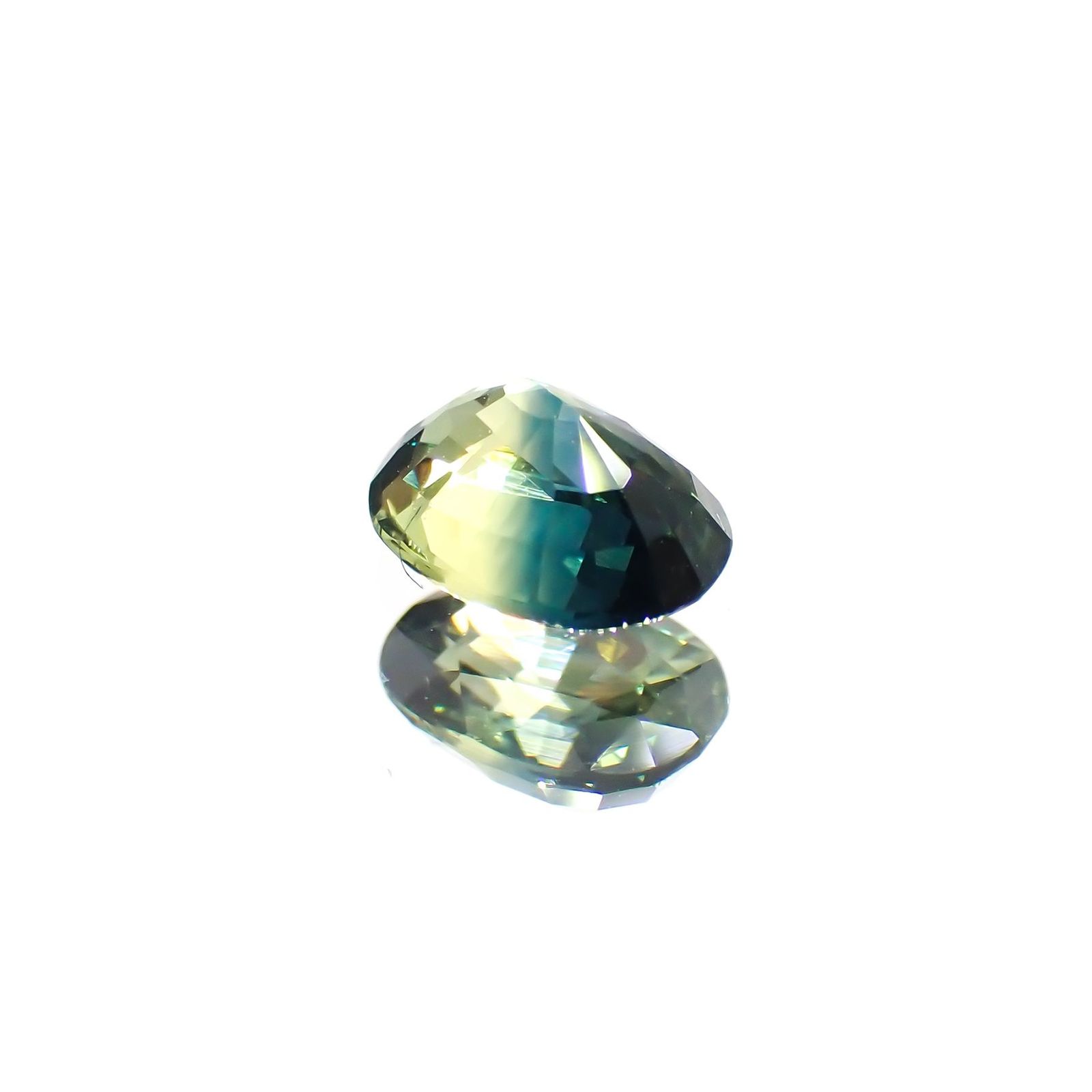 バイカラーサファイア(宝石名バイカラー・サファイア)マダガスカル/オーストラリア産 識別済 0.64ct / 5.6x4.2mm前後 [220114082]