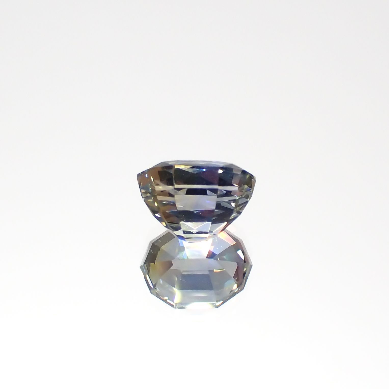 ◇カスタムカット◇アイスブルーサファイア(宝石名サファイア)スリランカ/マダガスカル産 1.90ct 識別済[220817455]7.5x5.6mm前後
