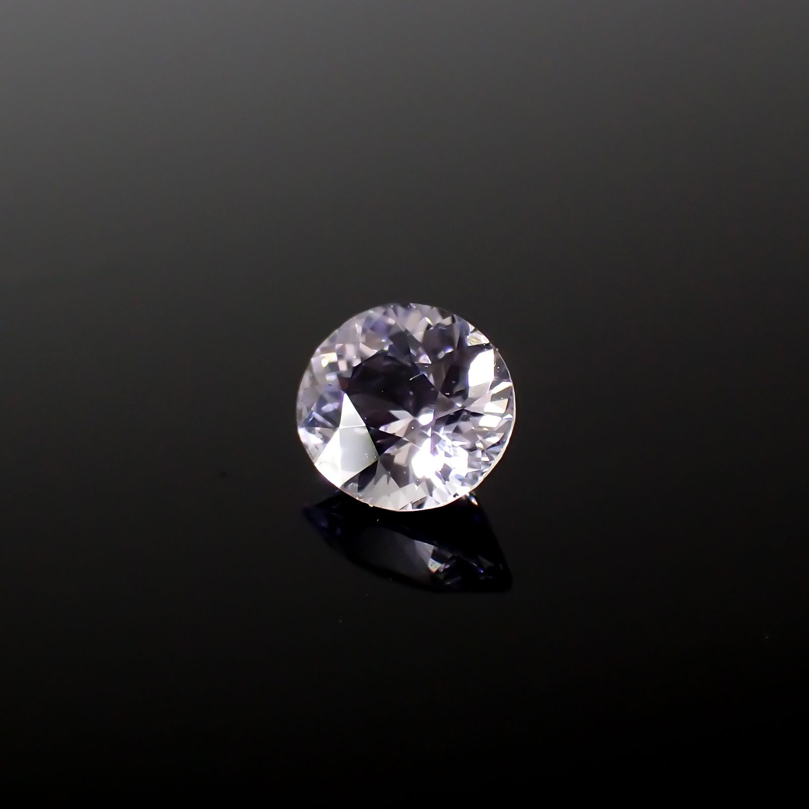 アイスラベンダーサファイア(宝石名サファイア)スリランカ/マダガスカル産 0.84ct 識別済[240226284]6x5.3mm前後