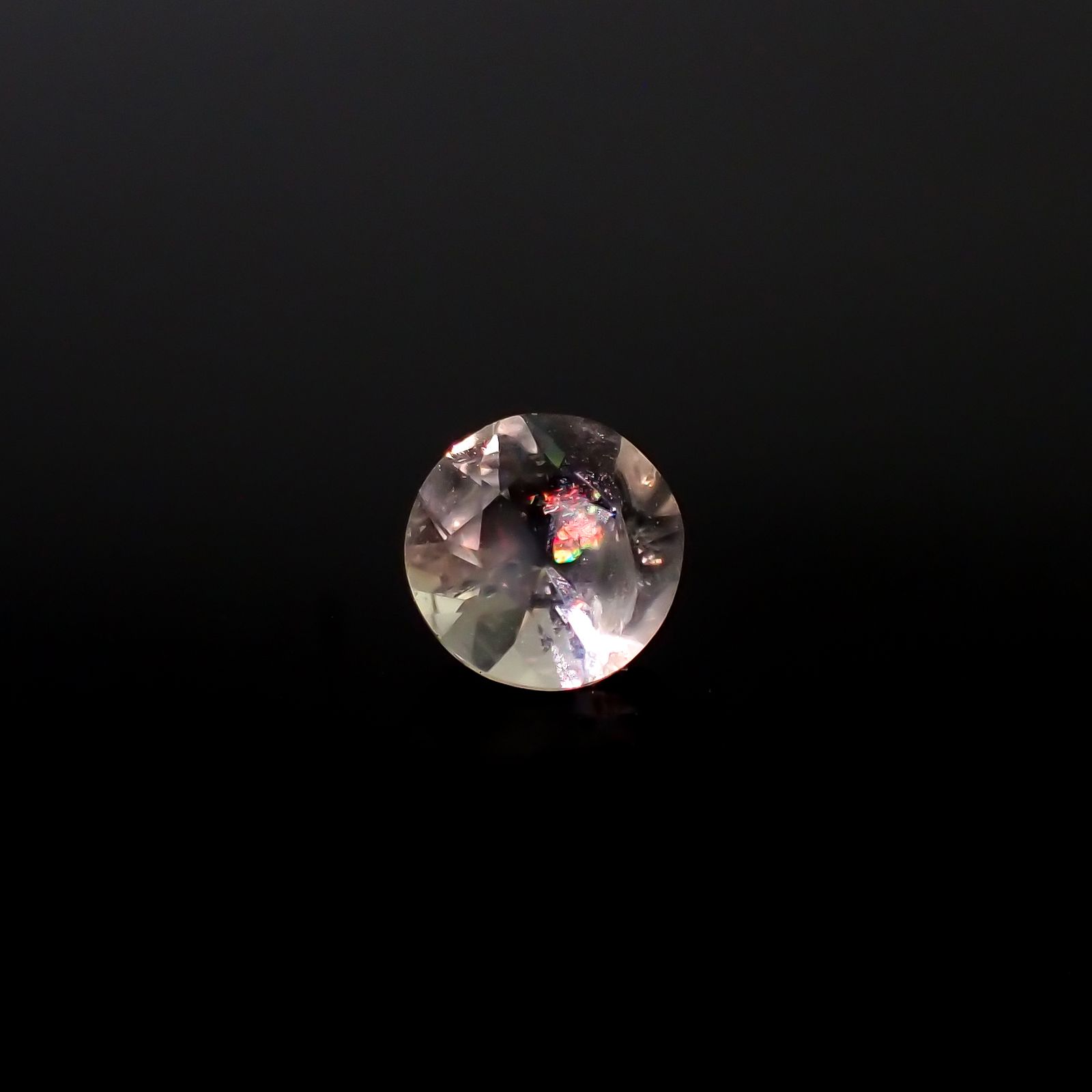 リューサイト 遊色効果あり(宝石名リューサイト)イタリア産 0.34ct 識別済[240527514]4.7x4.6mm前後