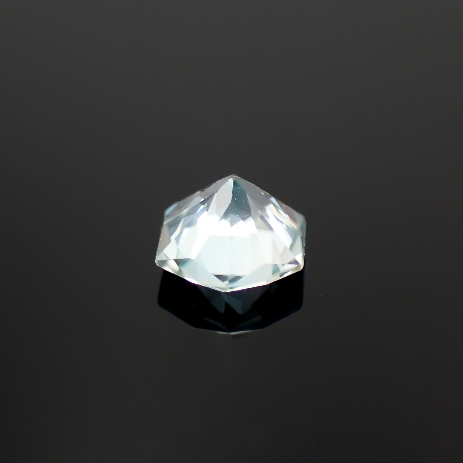 ◇ヘキサゴンカット◇アイスブルージルコン(宝石名ジルコン)カンボジア産 0.76ct 識別済[230320854]4.8x4.8mm前後