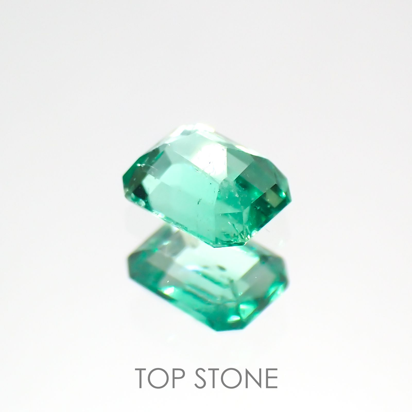 エメラルド(宝石名エメラルド)コロンビア産 0.23ct 識別済[220817277]4.3x3.3mm前後