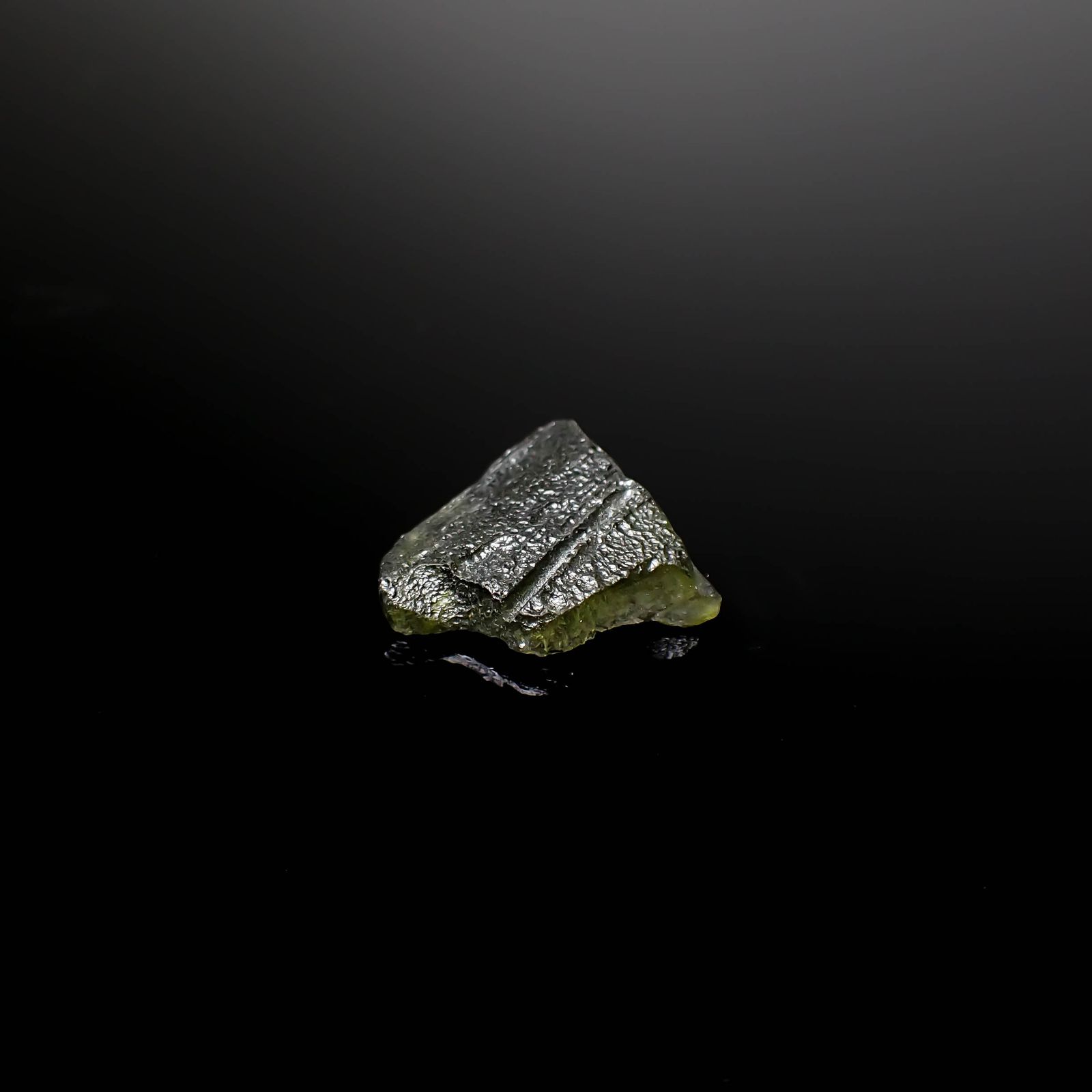 モルダバイト 原石 発見地：旧チェコスロバキア 5.06ct [241029296]16.8x17.8mm前後
