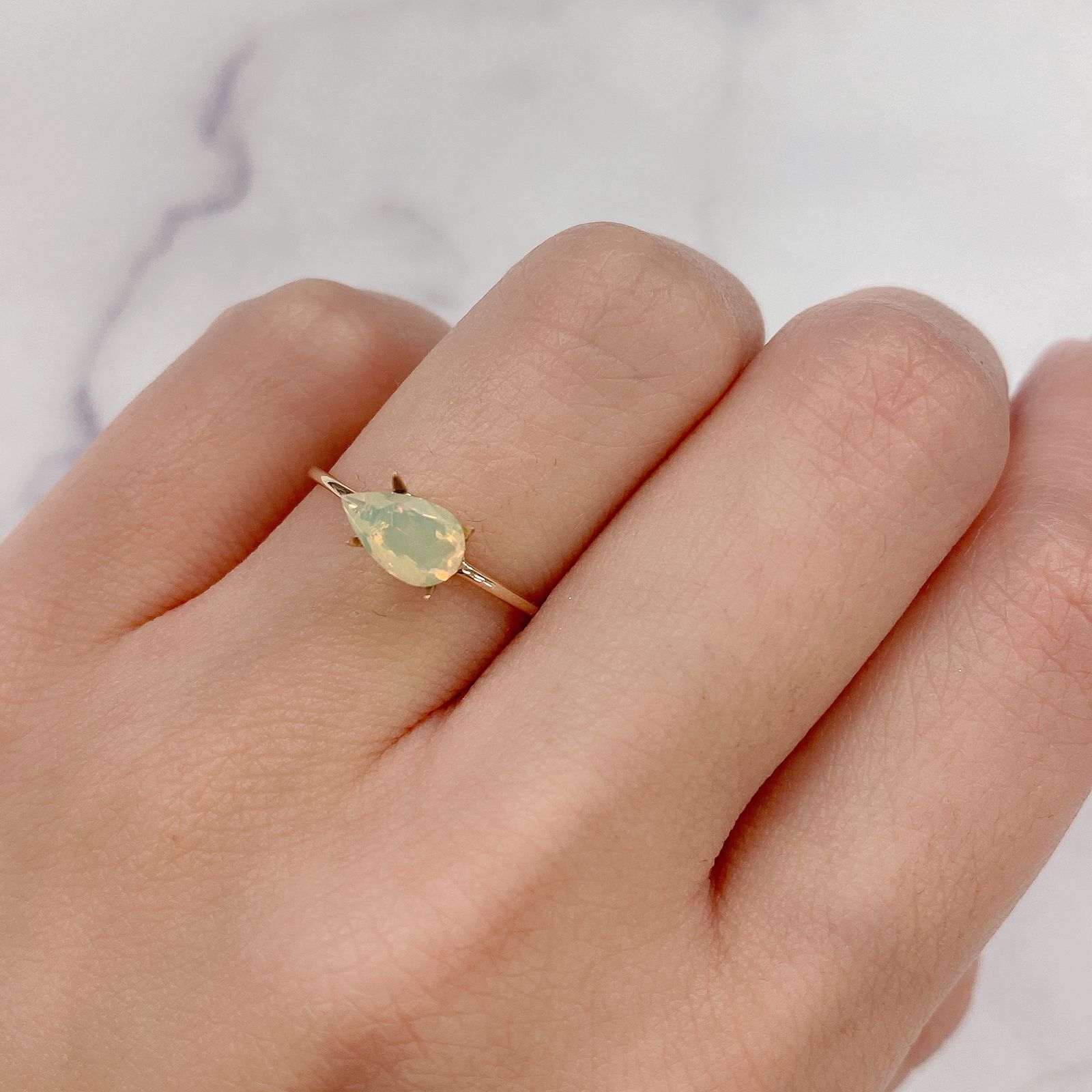 エチオピアオパール(宝石名オパール) エチオピア産 0.45ct 識別済[20062785]7.9×5mm前後