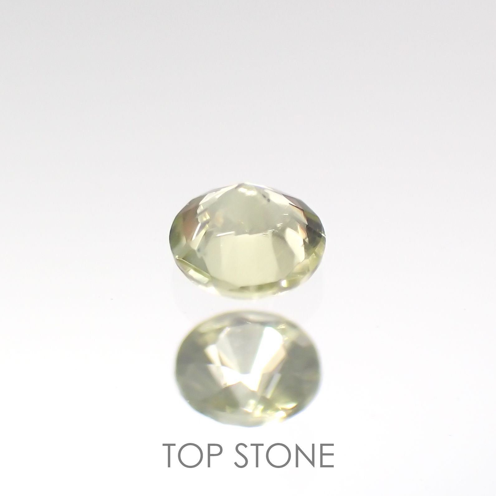 パラサイティックペリドット(宝石名ペリドット) 採取地：ロシア 0.045ct 識別済[210812868]2×2mm前後