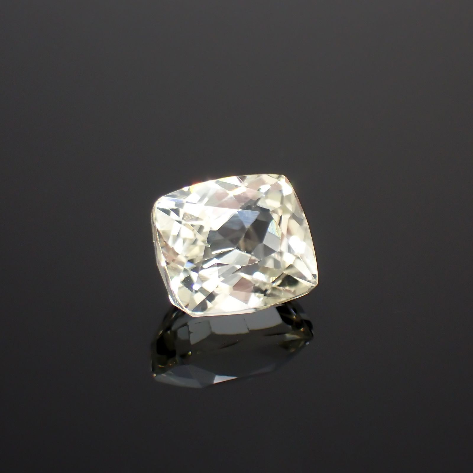 イエロースポジュミン(宝石名スポジュミン)アフガニスタン産 6.78ct 識別済[251113703]10.8x9.3mm前後