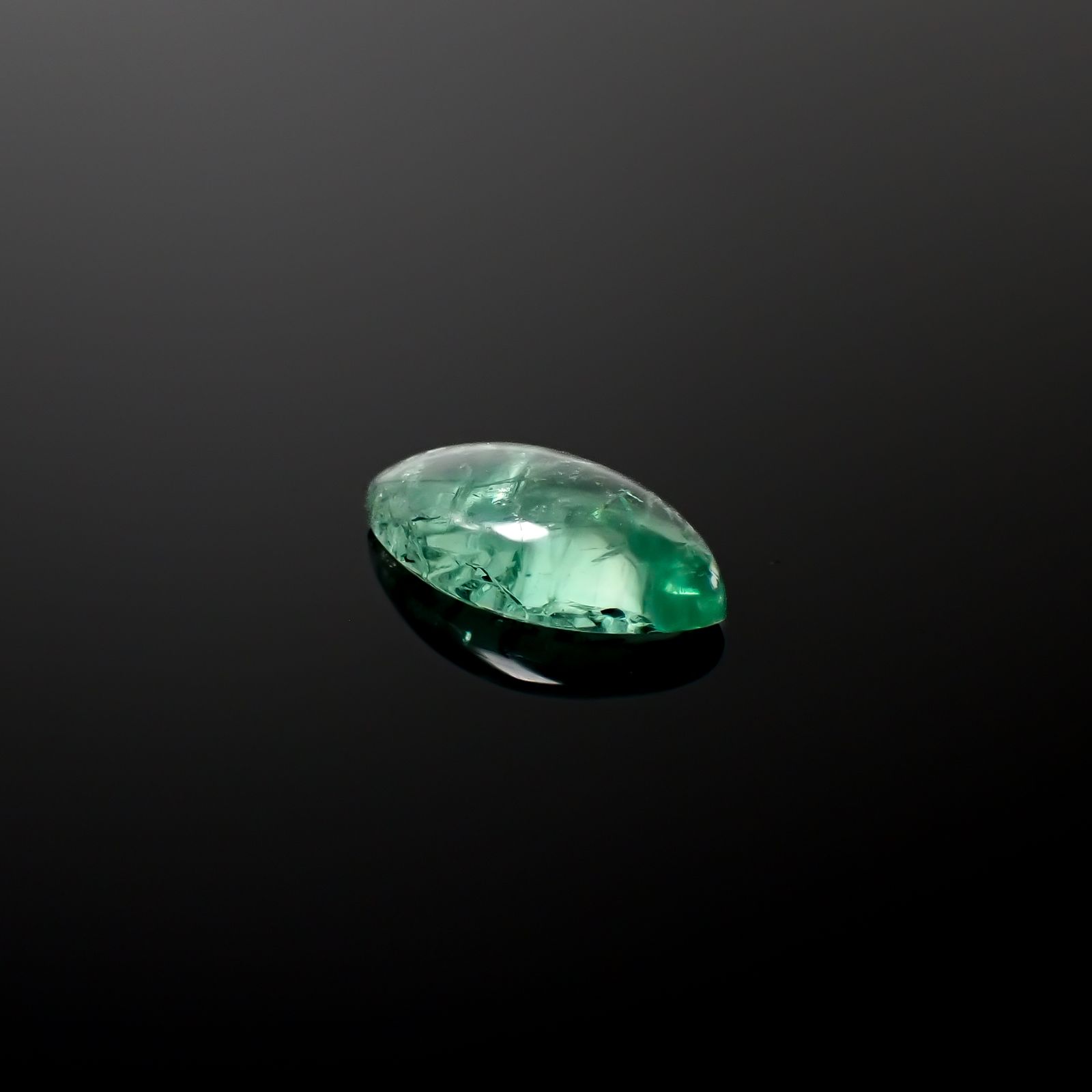 フローライト フルオレッセンス イギリス・ロジャリー鉱山産 3.69ct[240527710]14.4x7.4mm前後