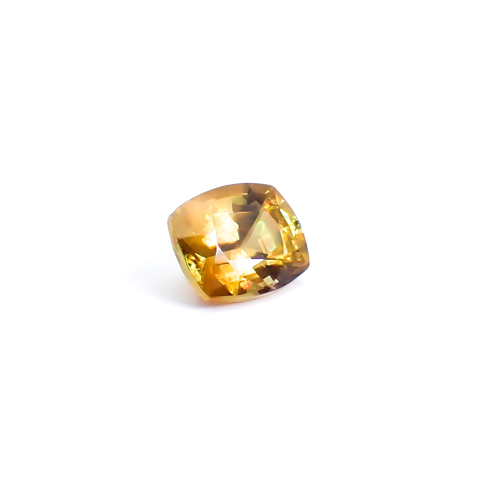 ゴールデンスフェーン マダガスカル産 1.28ct / 7.1x5.7mm前後 [260632353]