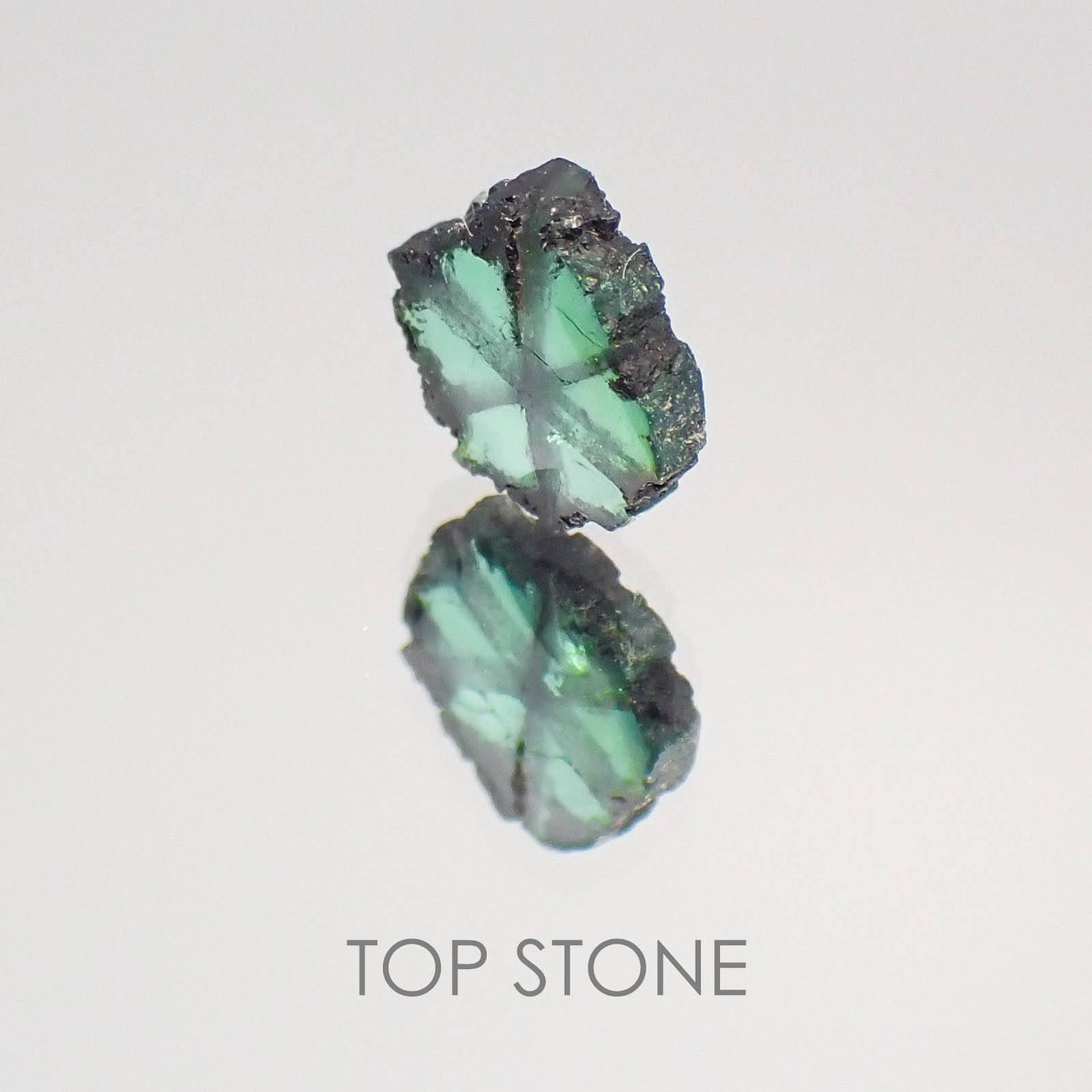 トラピッチェエメラルド(宝石名トラピッチェ・エメラルド) コロンビア産 原石・結晶 0.784ct ソ付(彩珠)[20063341]8.1×6.9mm前後