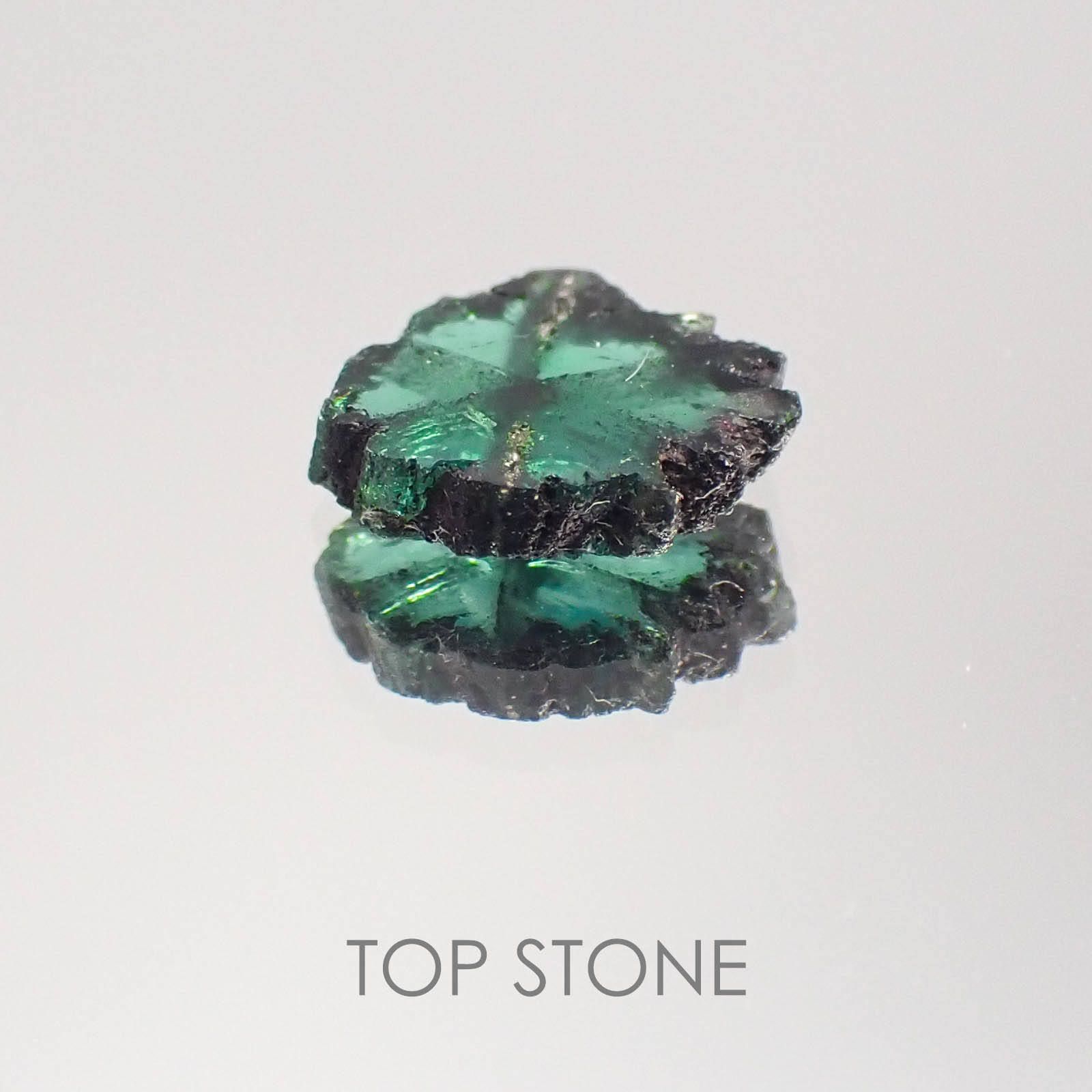 トラピッチェエメラルド(宝石名トラピッチェ・エメラルド) コロンビア産 原石・結晶 0.784ct ソ付(彩珠)[20063341]8.1×6.9mm前後