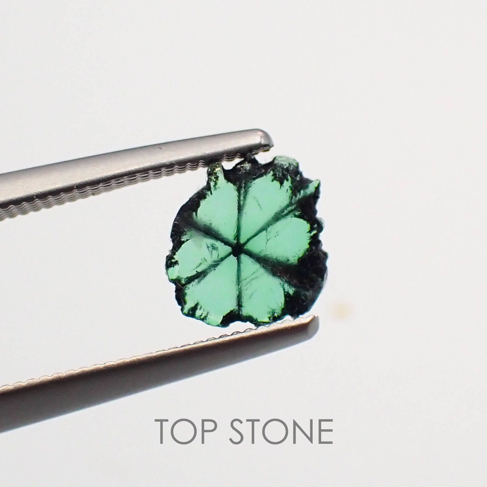 トラピッチェエメラルド(宝石名トラピッチェ・エメラルド) コロンビア産 原石・結晶 0.784ct ソ付(彩珠)[20063341]8.1×6.9mm前後