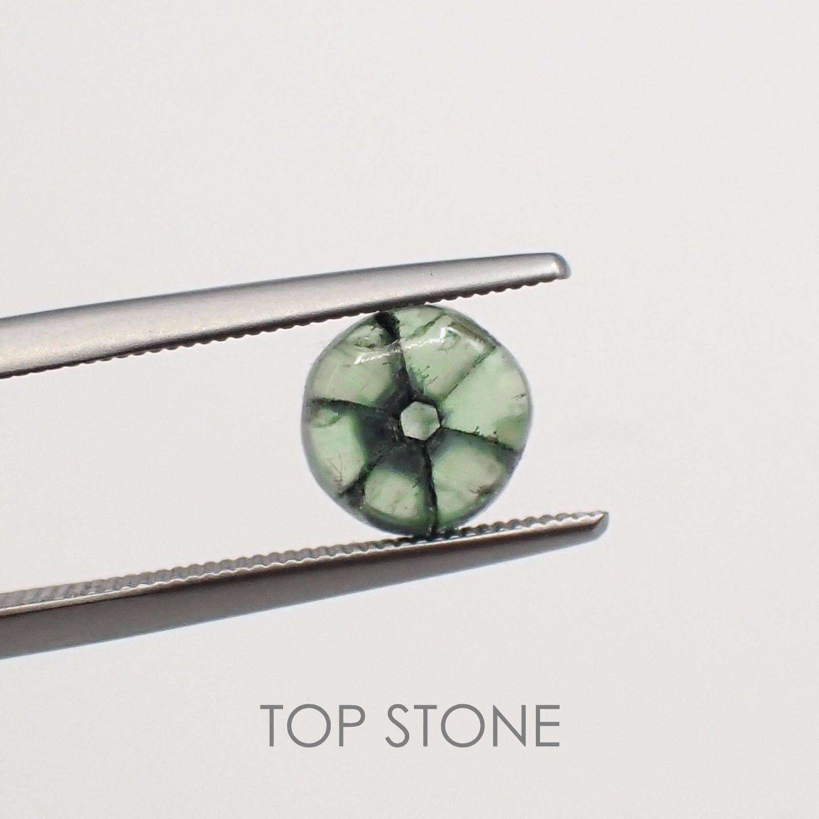 トラピッチェエメラルド(宝石名トラピッチェ・ベリル) コロンビア産 原石・結晶 1.332ct ソ付(彩珠)[20063342]7.1×7.1mm前後