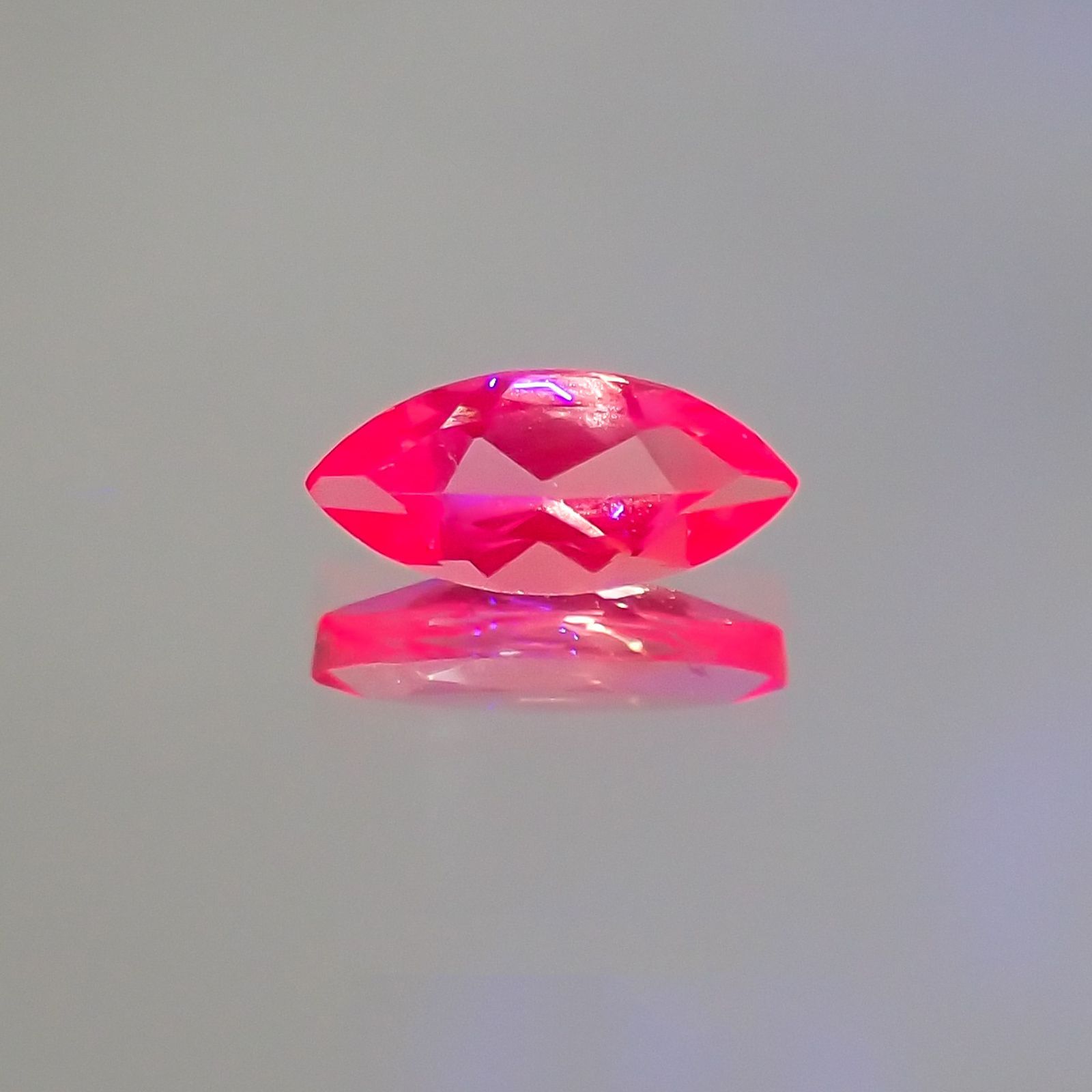 ホットピンクスピネル(宝石名ピンク・スピネル)タンザニア産 0.34ct 識別済[230823043]7.2x3.3mm前後