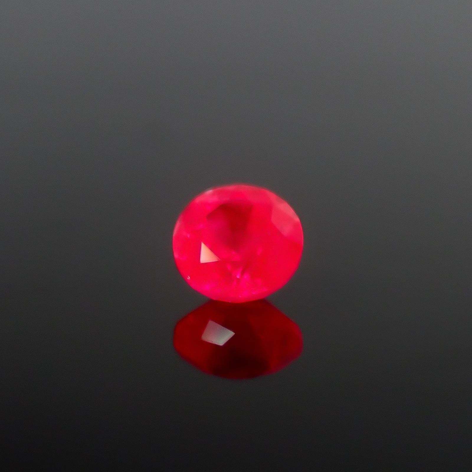 ルビー グリーンランド産 0.17ct / 3.1x3.1mm前後 [261033223]