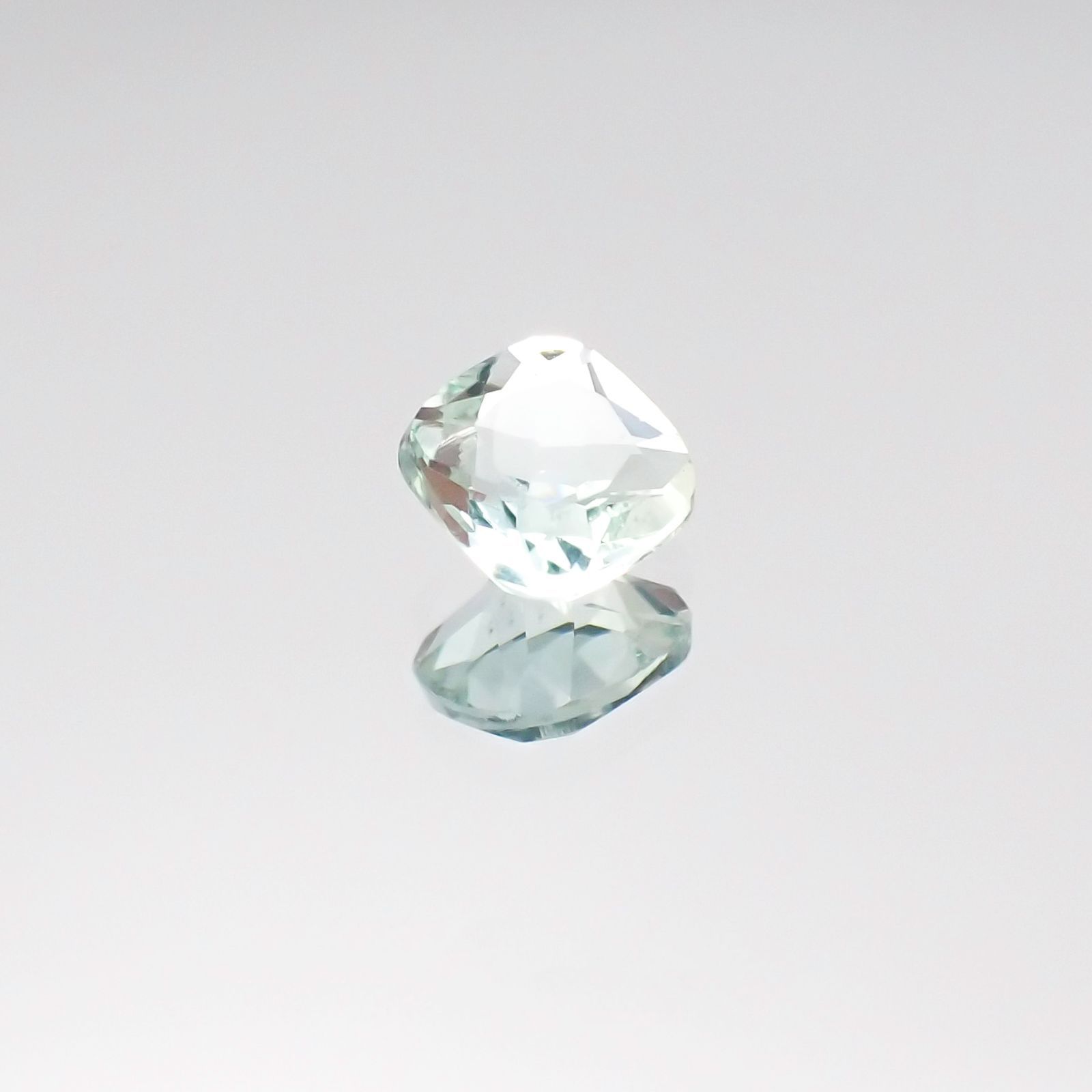 ミントベリル(宝石名グリーン・ベリル)ブラジル産 0.26ct 識別済[231024020]4x4mm前後