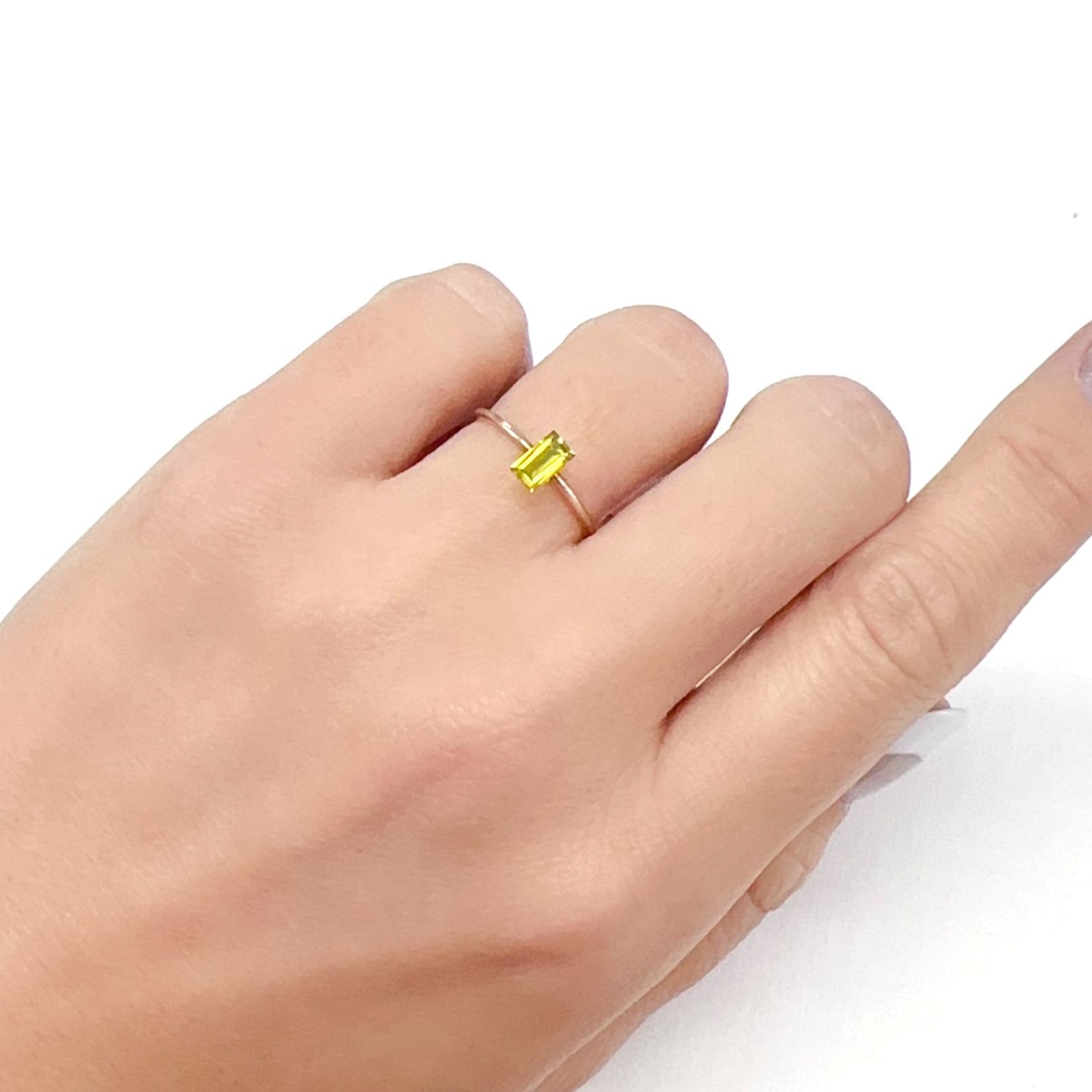 リリーパッドペリドット アメリカ・アリゾナ州産 0.36ct[231224603]5.6x3.1mm前後