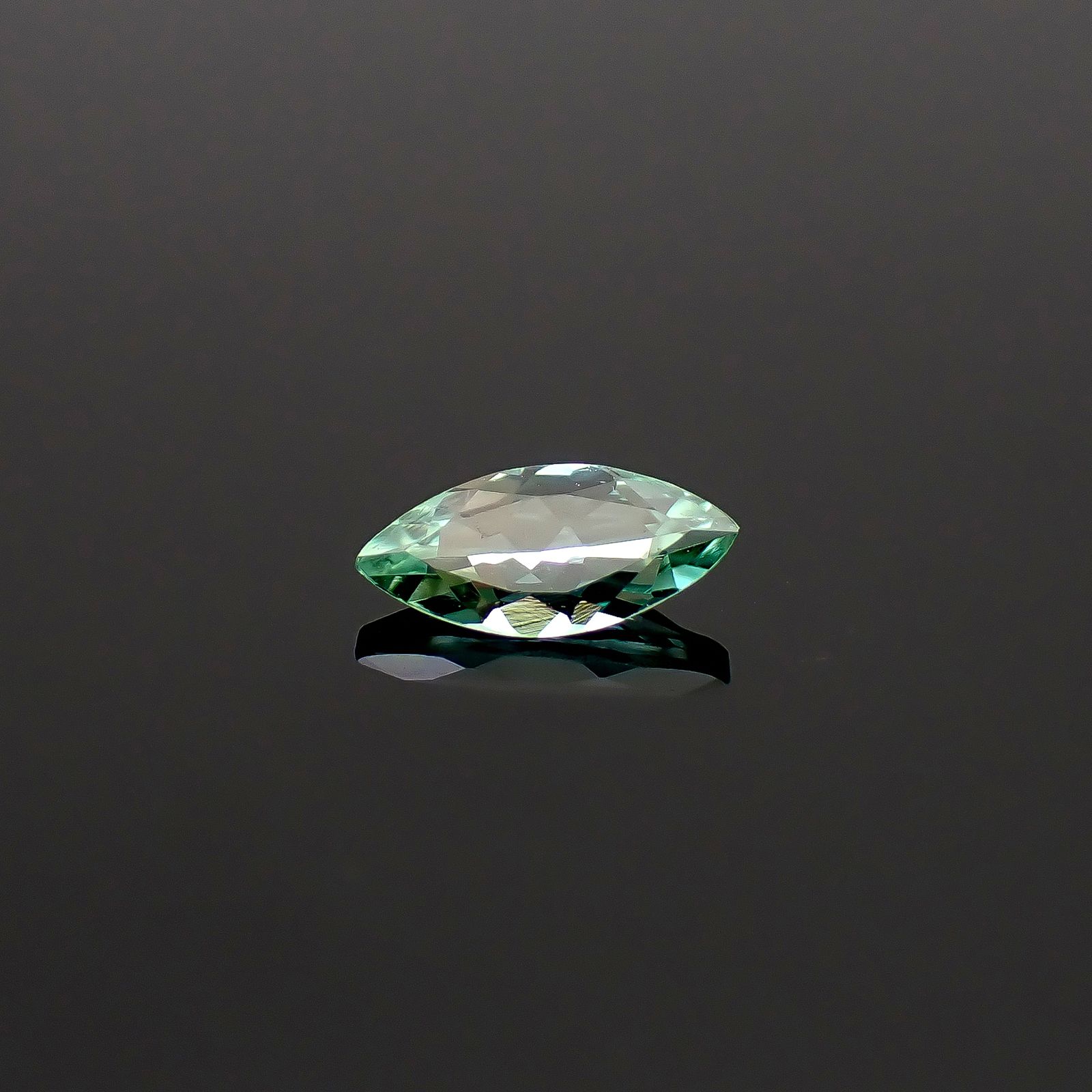 グリーンゾイサイト(宝石名グリーン・ゾイサイト)タンザニア産 識別済 0.20ct / 6.1x2.9mm前後 [260932852]