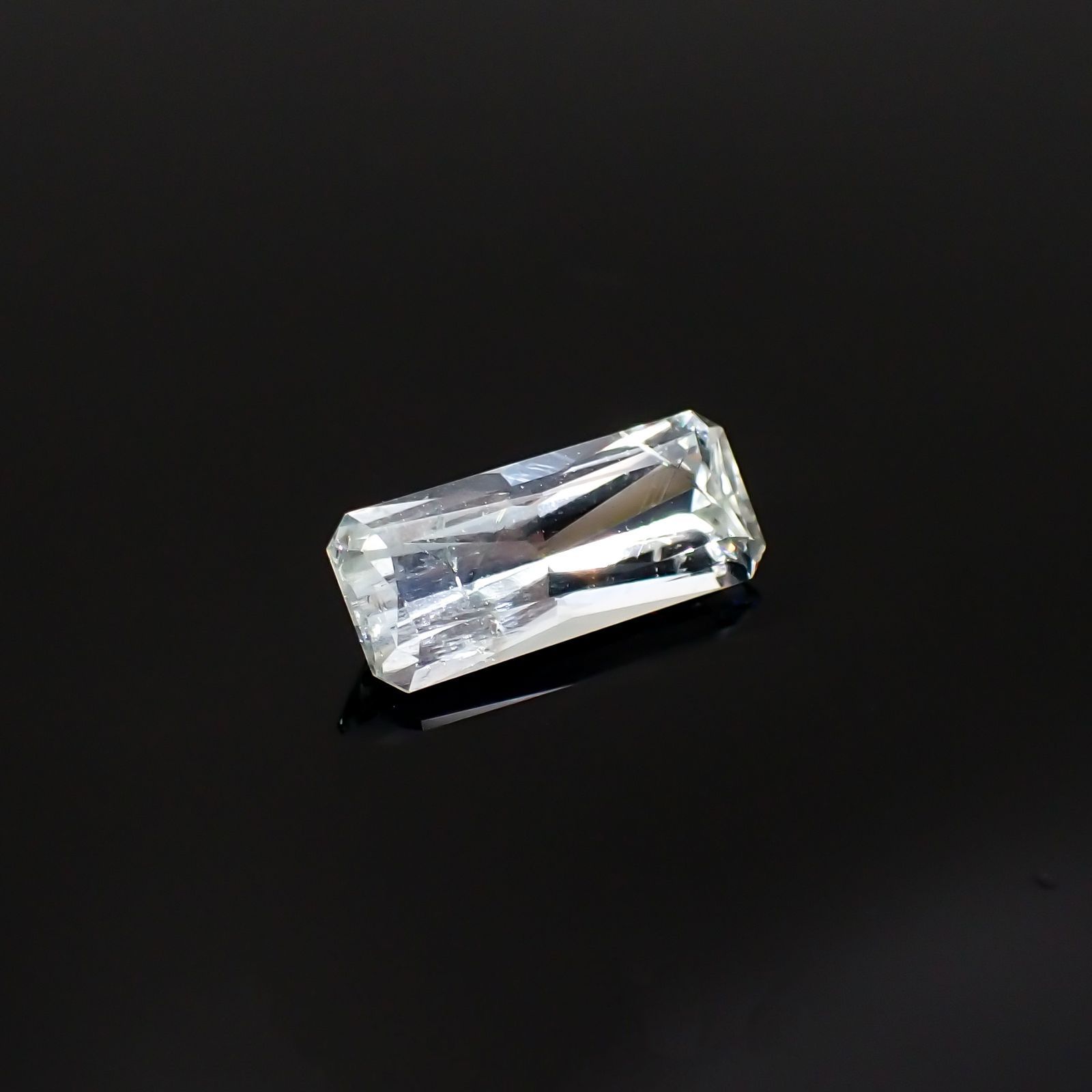 ジェレメジェバイト(宝石名エレメジェバイト)ナミビア産 1.084ct ソ付(彩珠)[220616456]10x4.2mm前後