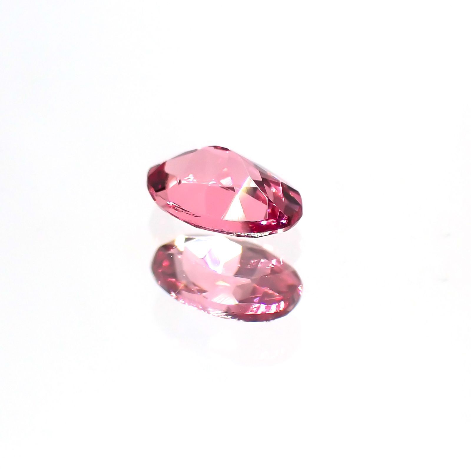 ホットピンクスピネル(宝石名ピンク・スピネル)タンザニア産 0.27ct 識別済[220113914]5.1x3.3mm前後